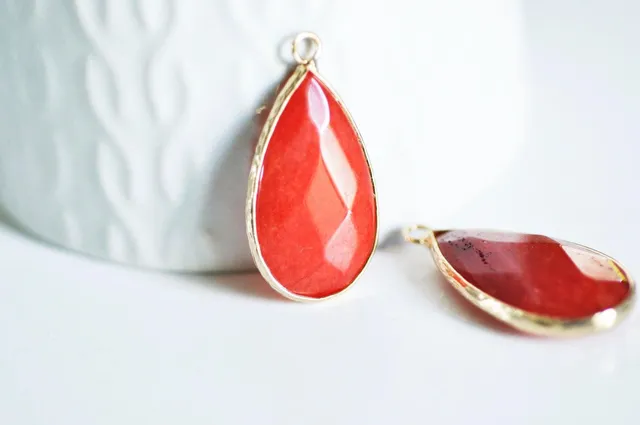 Gingerlily Pendentif goutte G0794 jade rouge doré 33mm