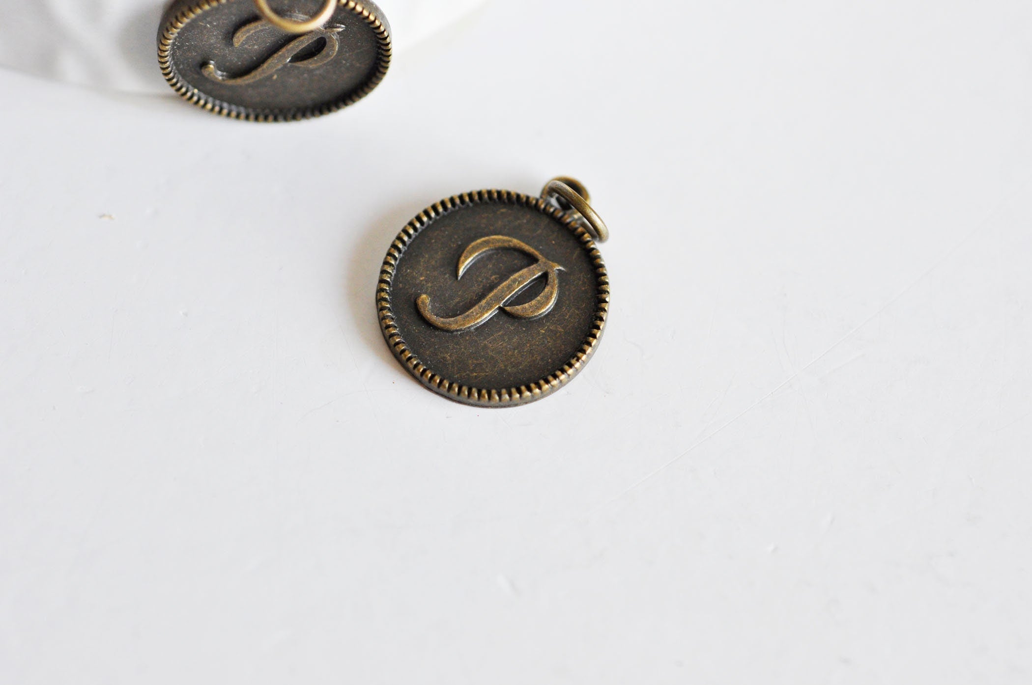 Gingerlily Pendentif médaille lettre P bronze 21mm G1115