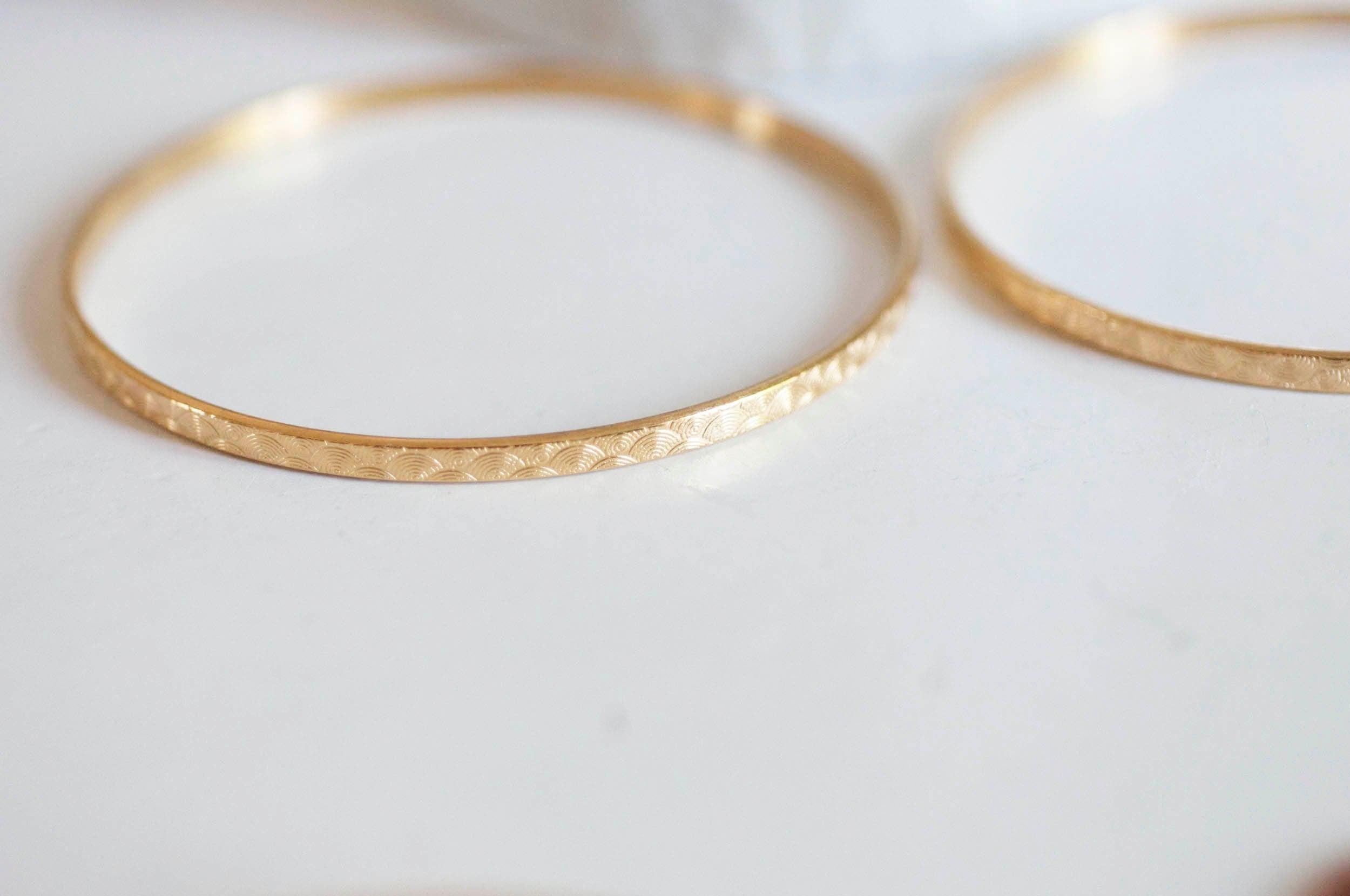 Gingerlily Jonc bracelet acier doré gravé 66mm x1