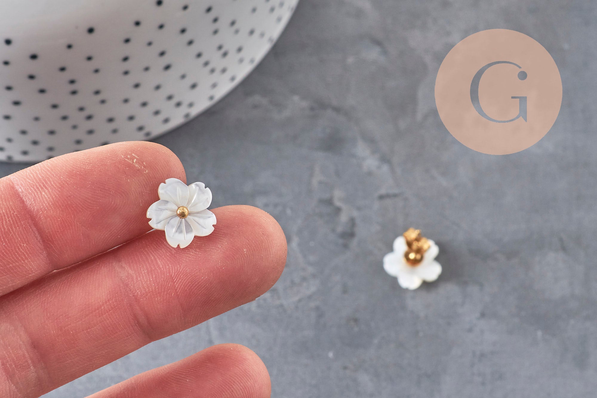 Gingerlily G11305 boucles puces fleur nacre acier doré PVD x1