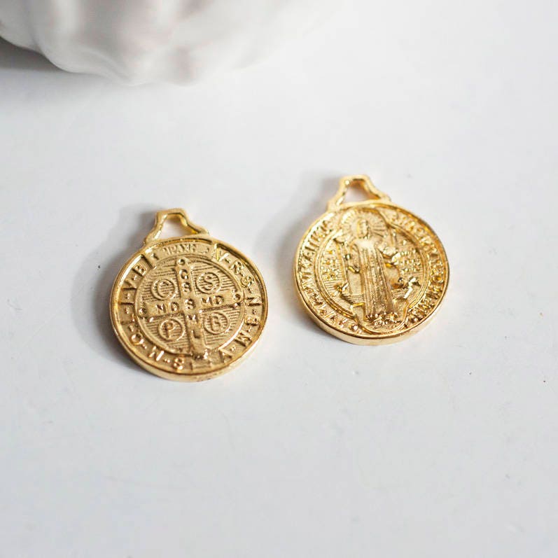 Gingerlily Perles médaille Saint Benoit dorée 21 mm