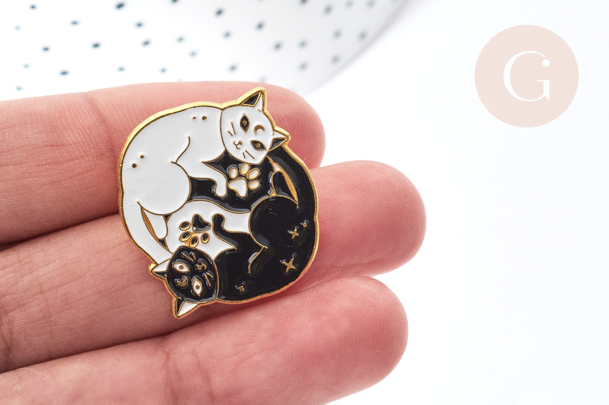 Gingerlily Broche Chat Yin Yang émail blanc noir doré G8132