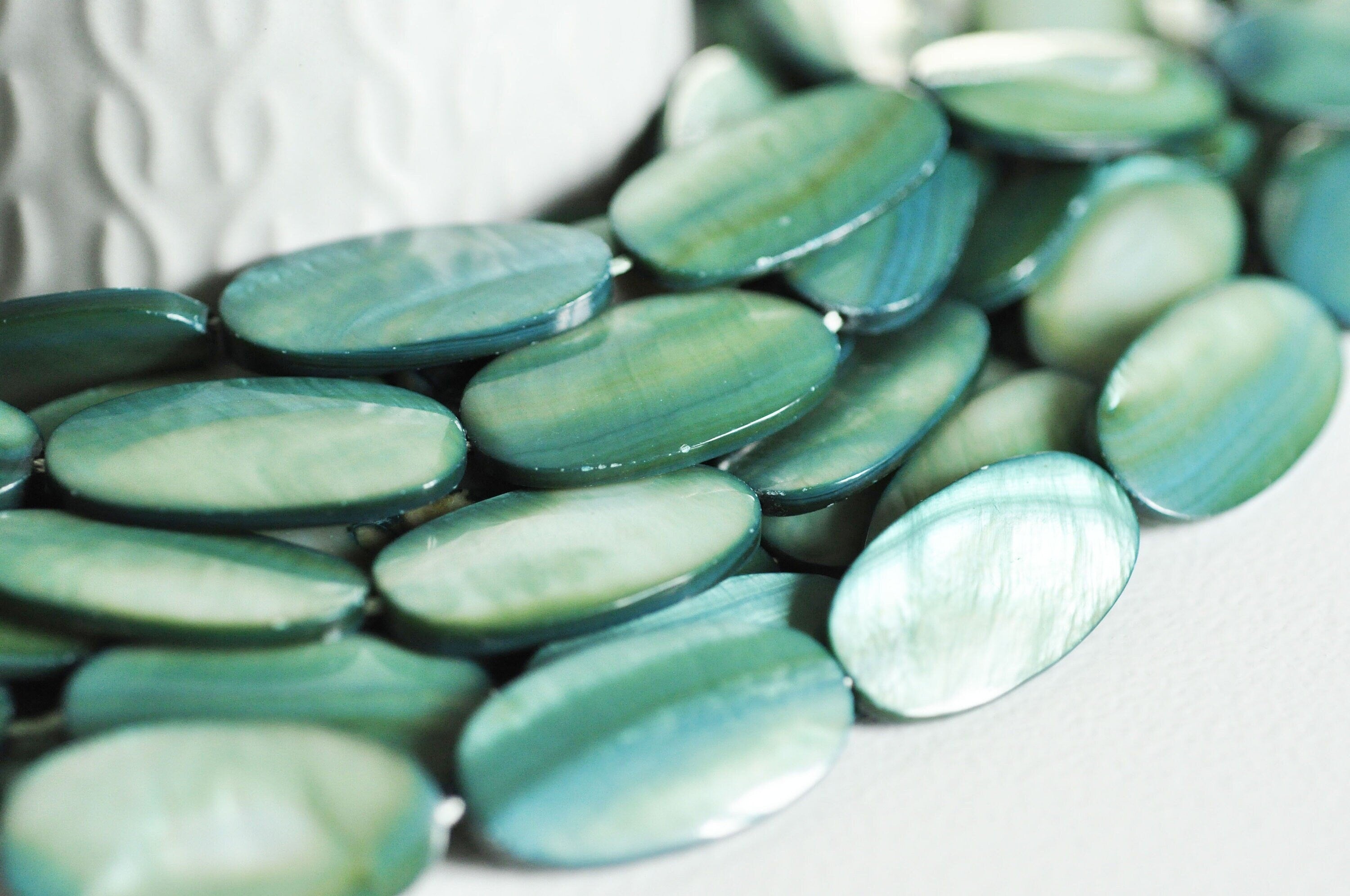 Gingerlily Perles nacre verte ovale 30 mm fil de 13