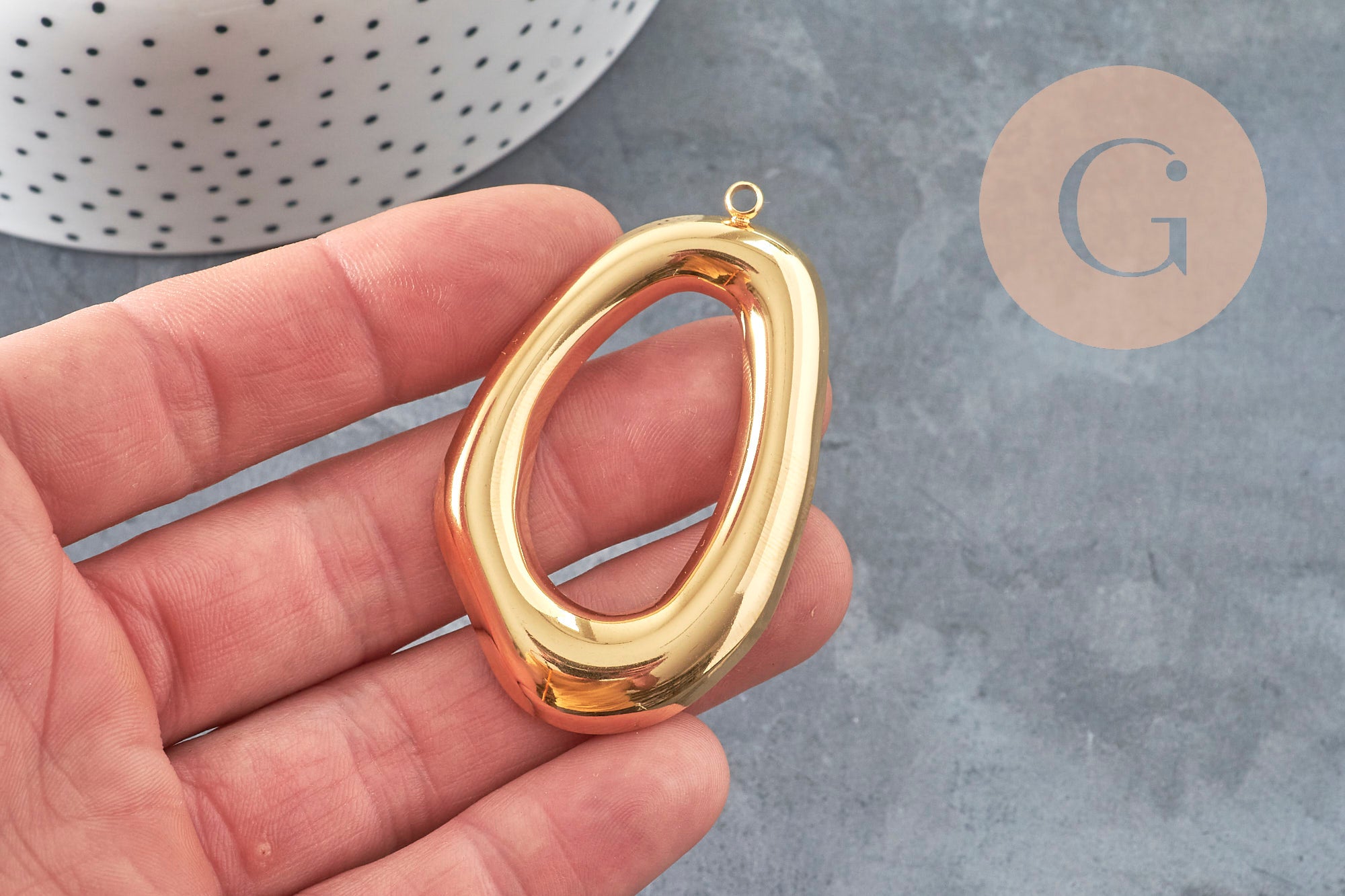 Gingerlily Pendentif ovale ajouré acier doré 58mm
