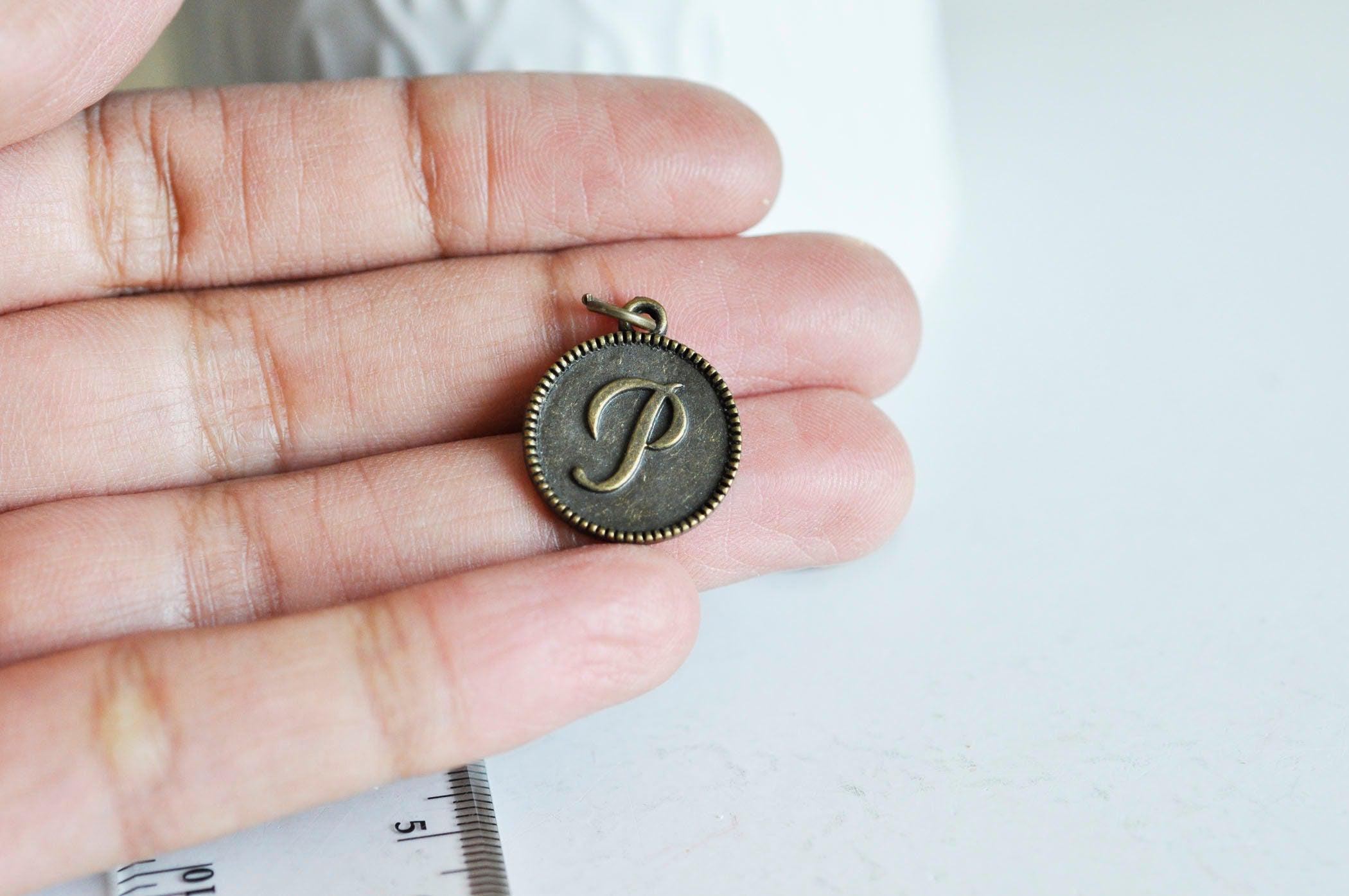 Gingerlily Pendentif médaille lettre P bronze 21mm G1115