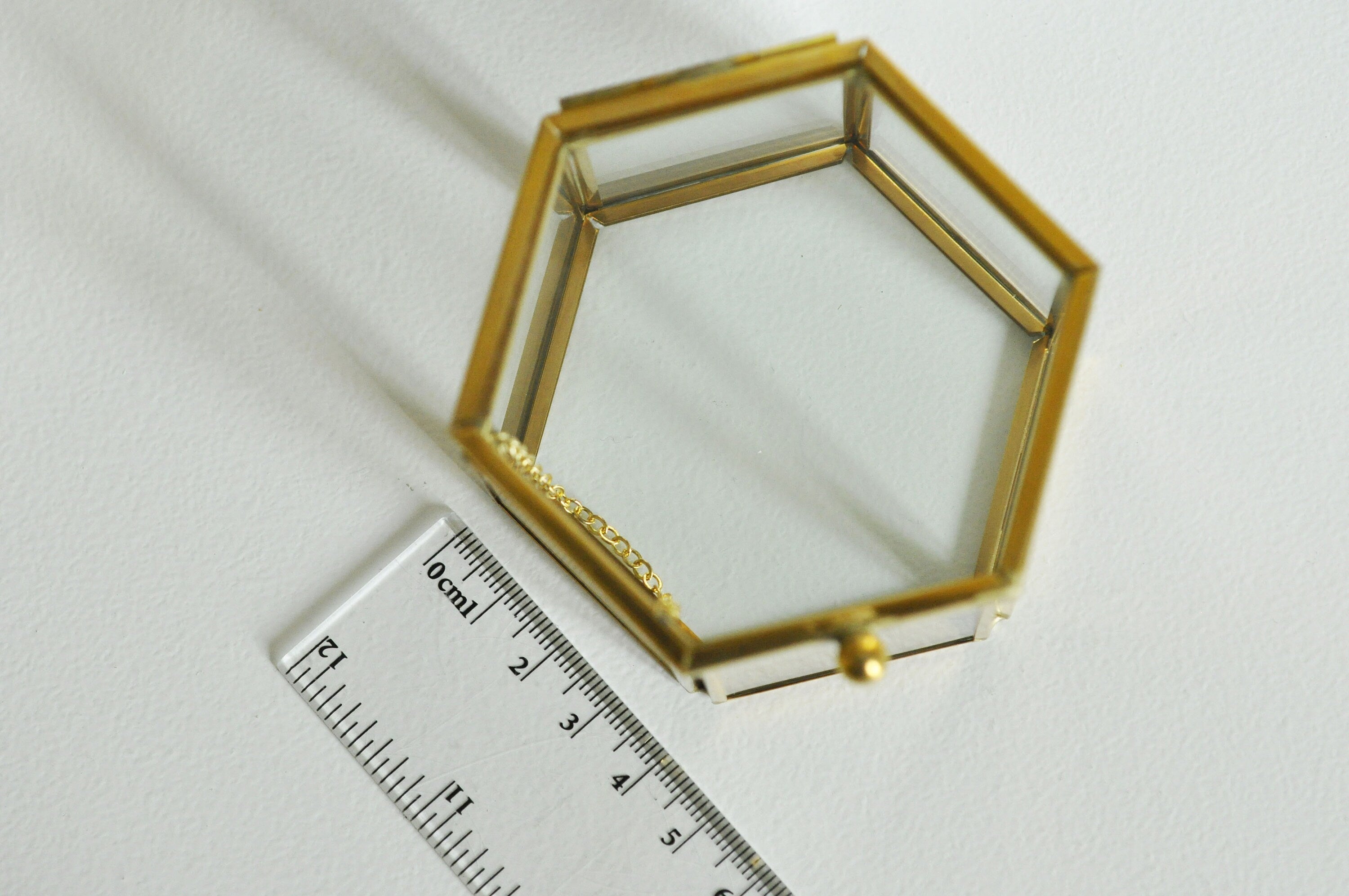 Gingerlily G926 boîte à bijoux verre laiton hexagone 7,5cm