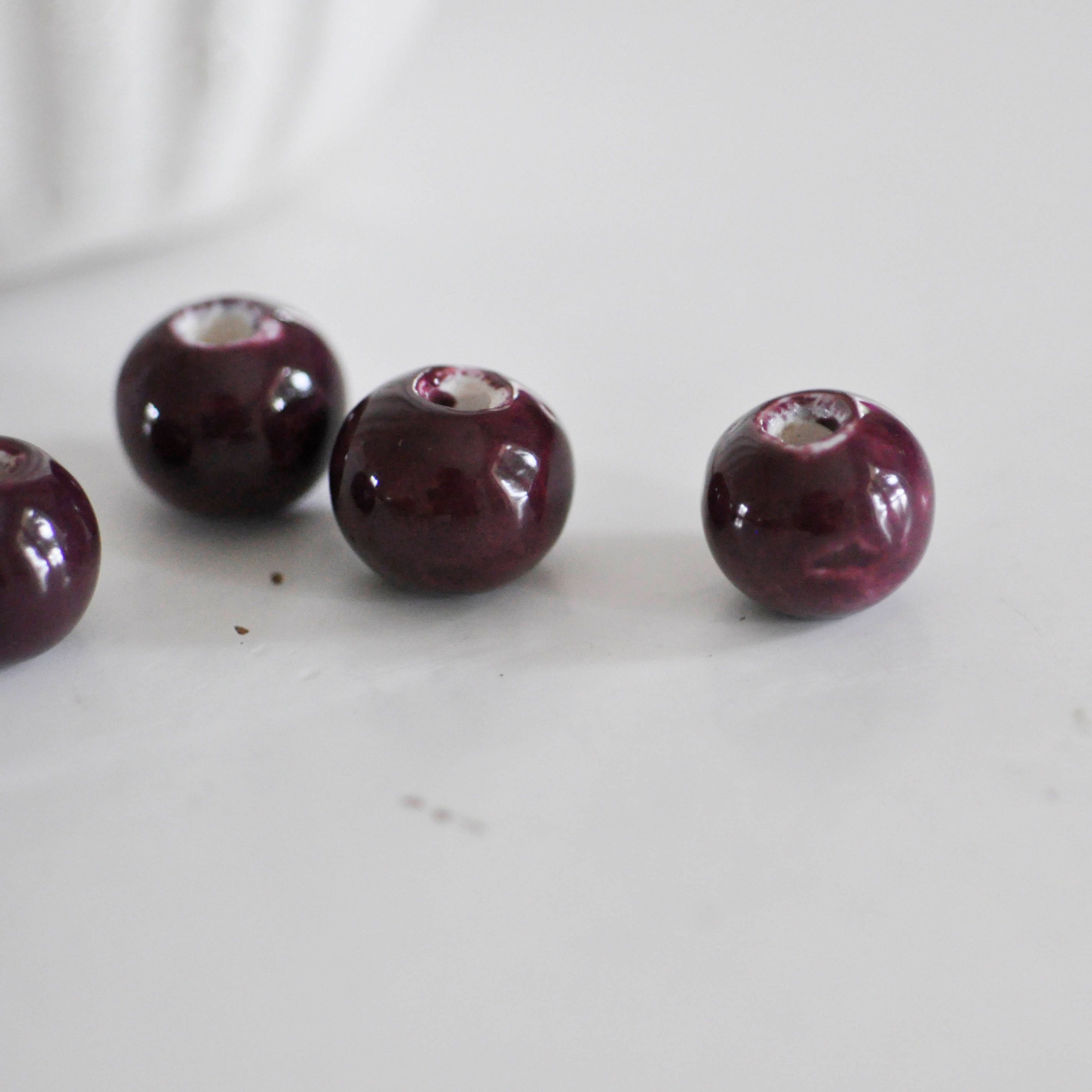 Gingerlily Perles porcelaine violet prune rondes émaillées 15 mm x5