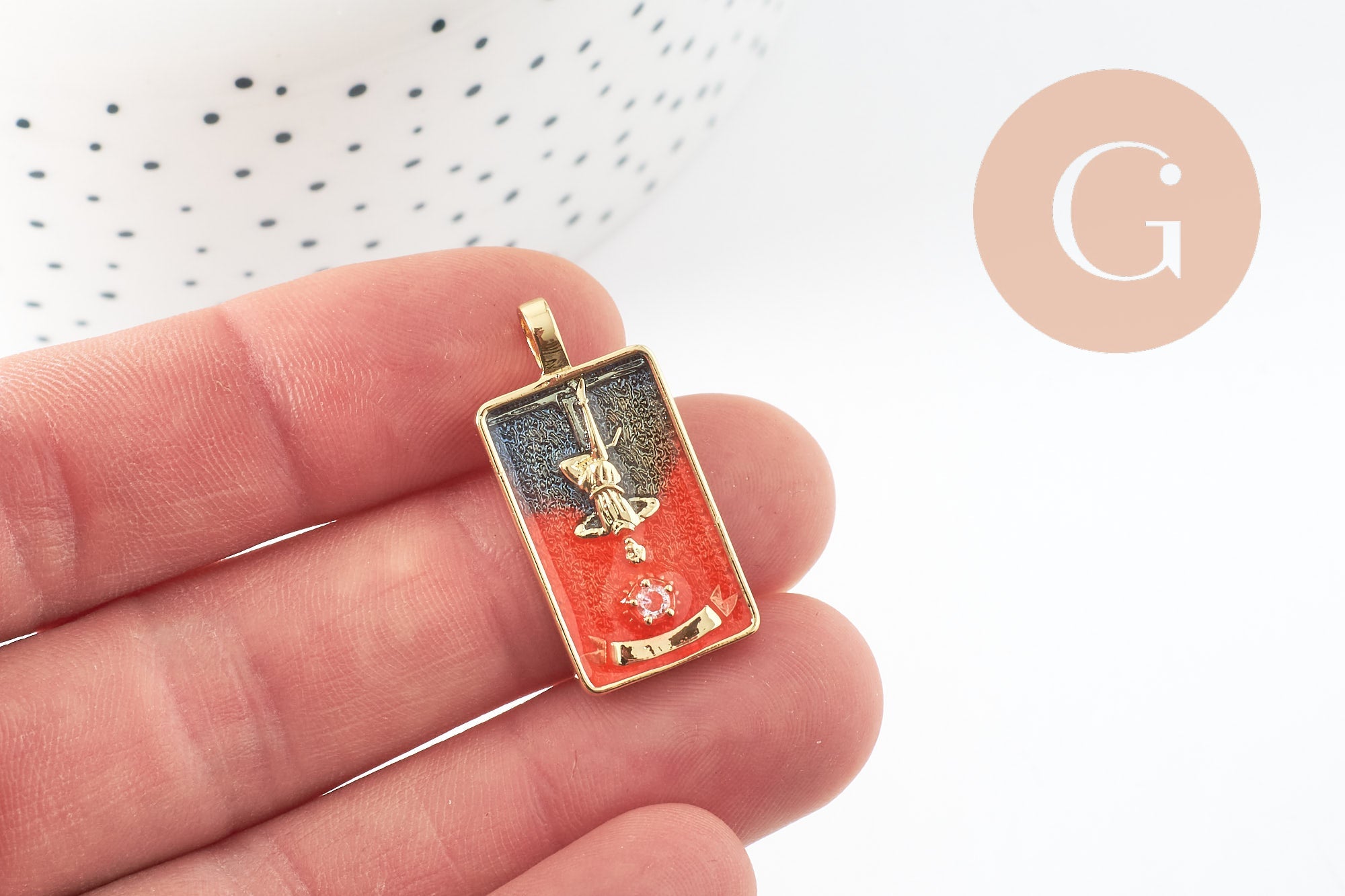 Gingerlily pendentif tarot Le Pendu laiton doré 30mm émaillé zircon