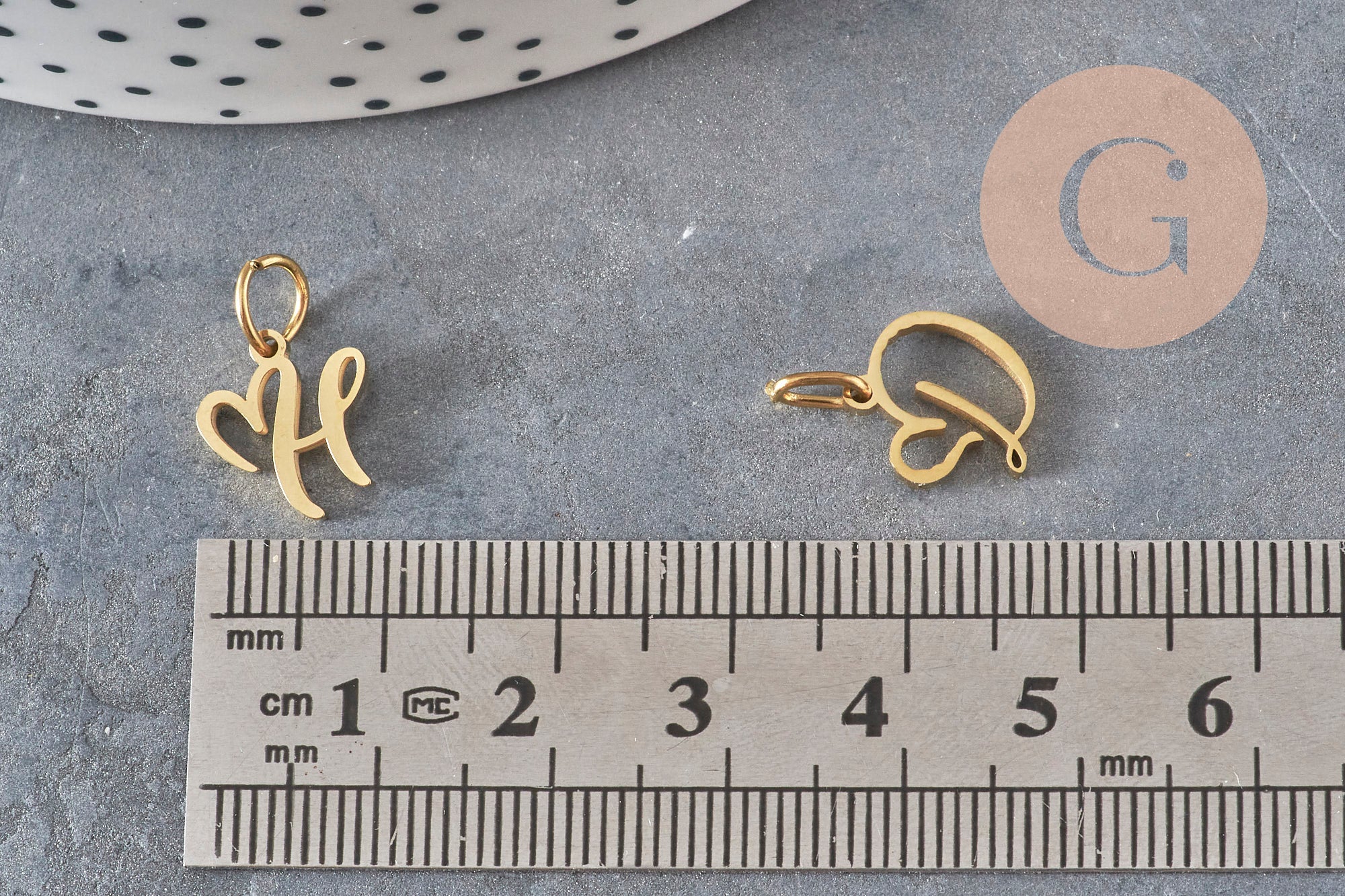 Gingerlily pendentif lettre initiale dorée 12.5mm acier G11372