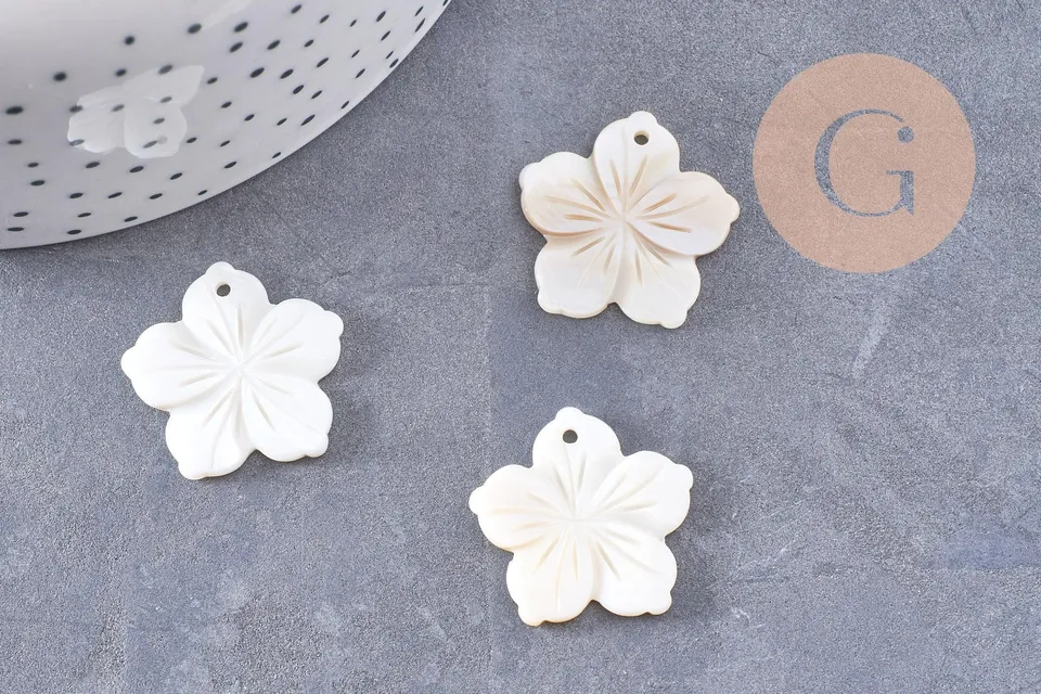 Gingerlily Pendentifs G10228 pendentif fleur nacre blanche x2