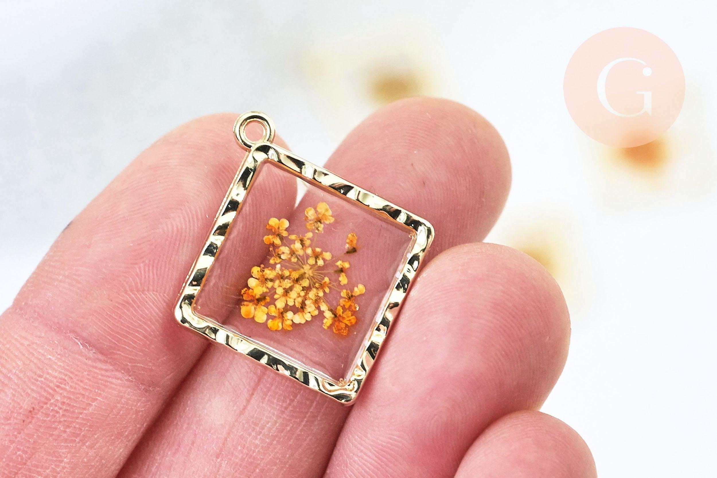 Gingerlily Pendentifs losange résine pâquerette 30mm doré