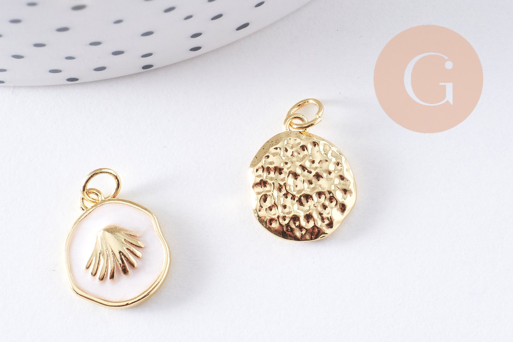 Gingerlily Pendentif médaille coquillage émail blanc 15.5mm