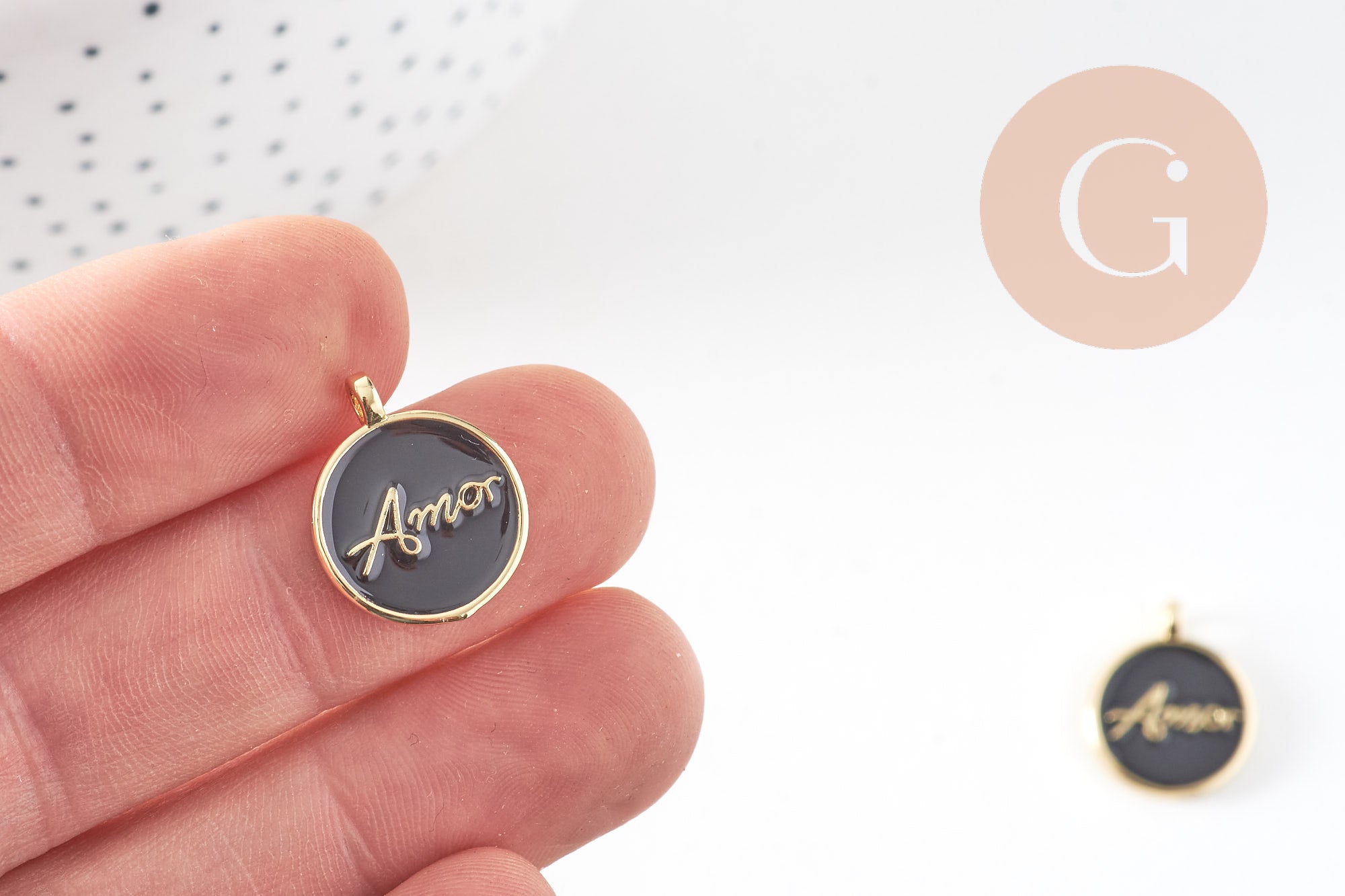 Gingerlily Pendentif médaille AMOR émail noir 20.5mm x1 doré