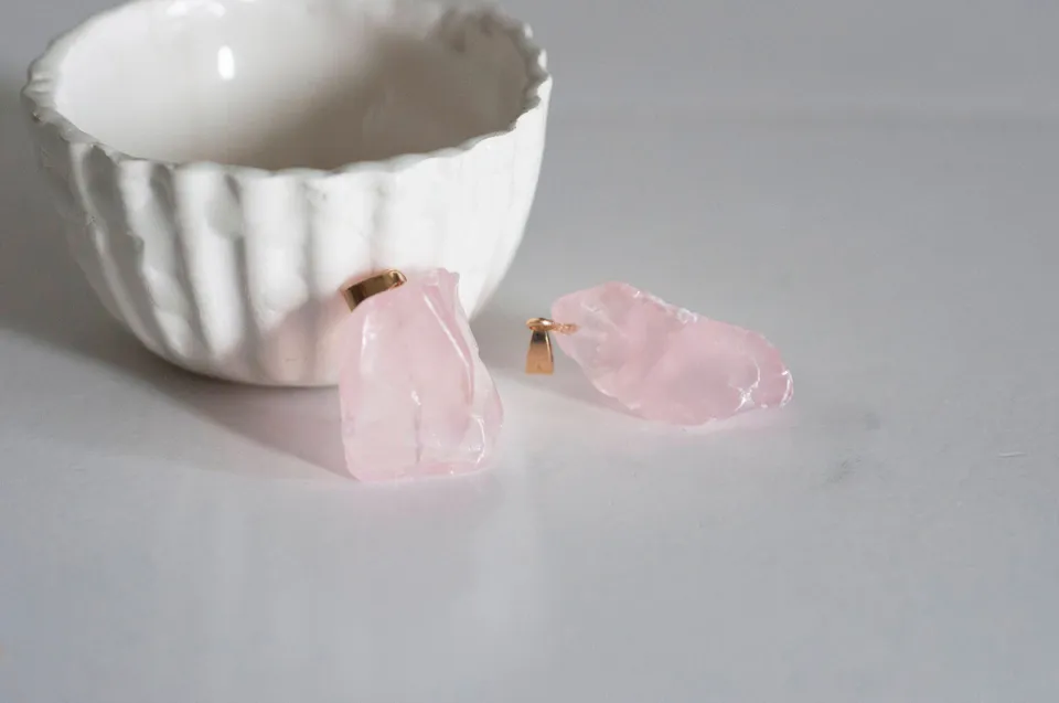 Gingerlily Pendentifs quartz rose brut doré pointe à l’unité