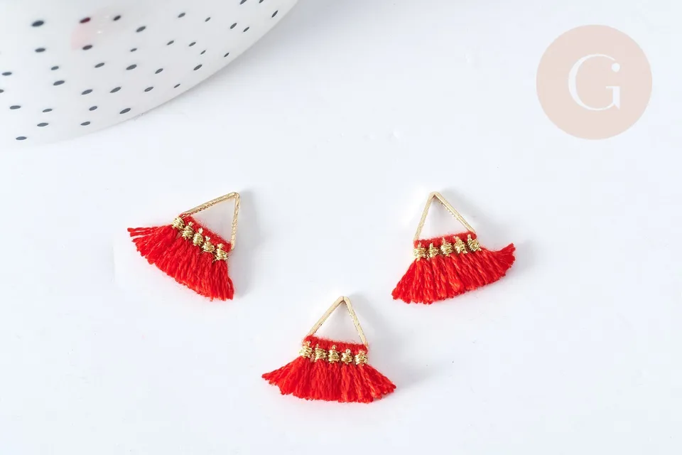 Gingerlily Pendentifs G8218 triangle pompon rouge 15mm breloque x1