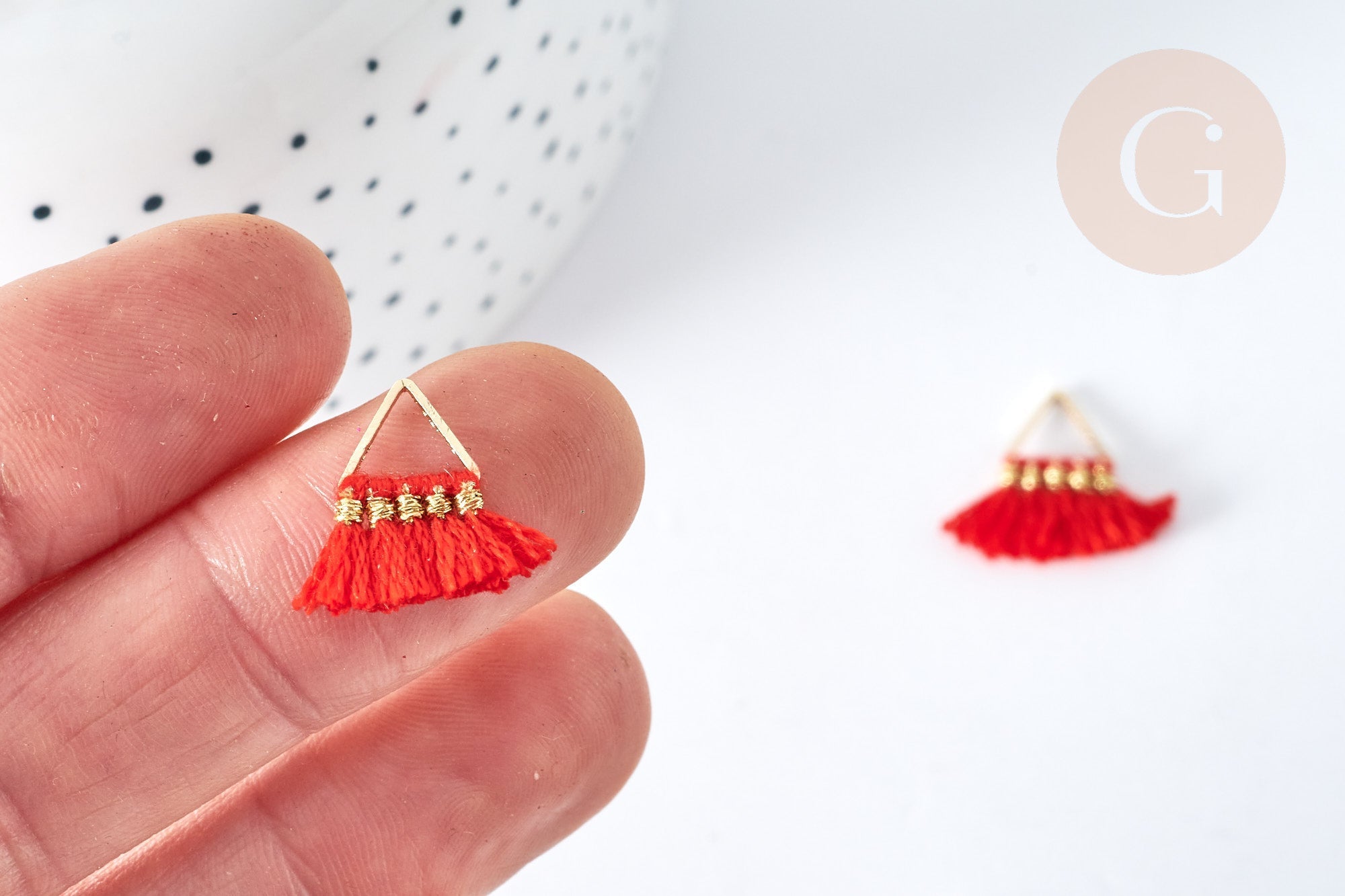 Gingerlily Pendentifs G8218 triangle pompon rouge 15mm breloque x1