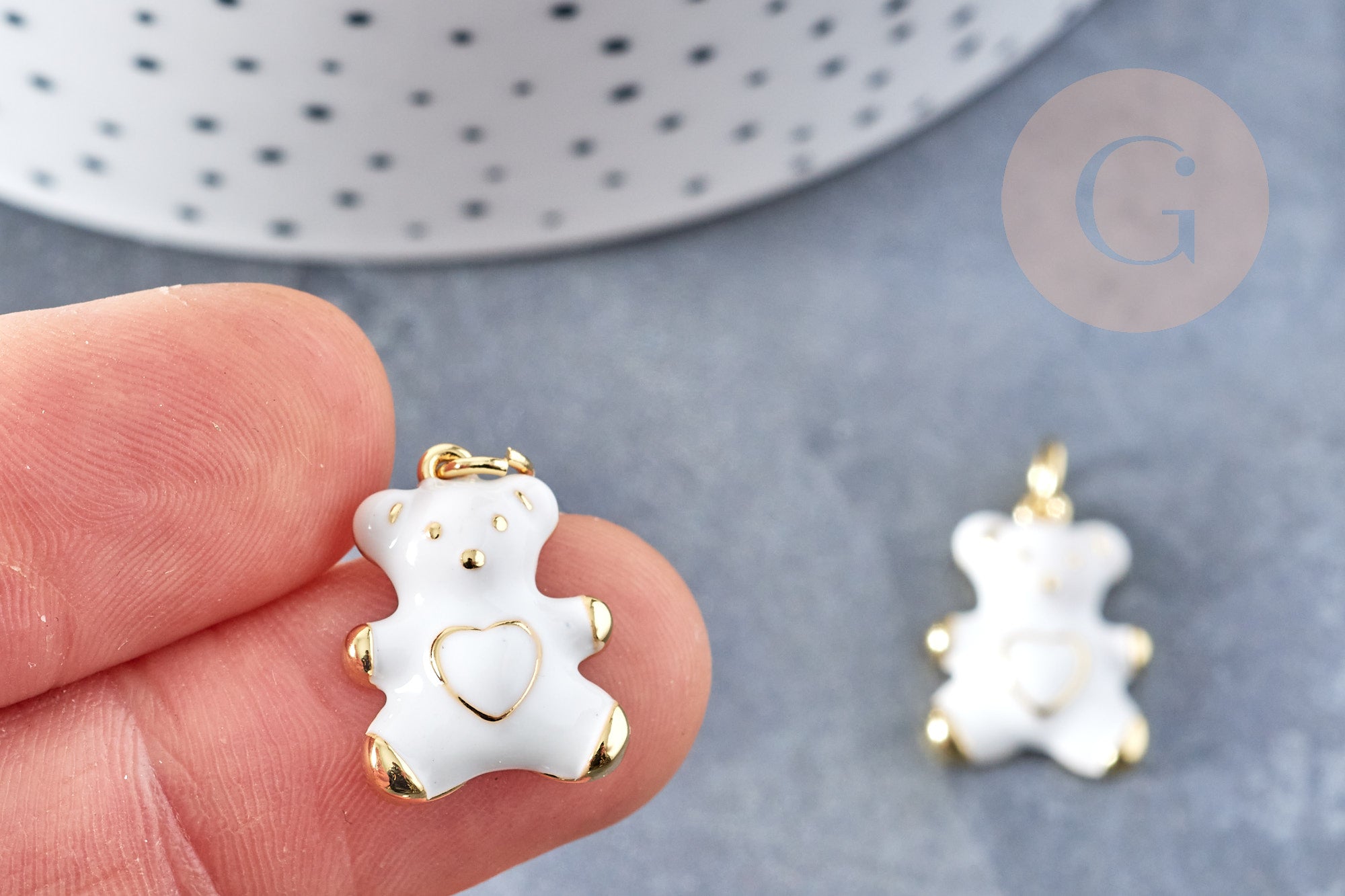 Gingerlily Pendentif ourson doré résine blanche 18mm x1