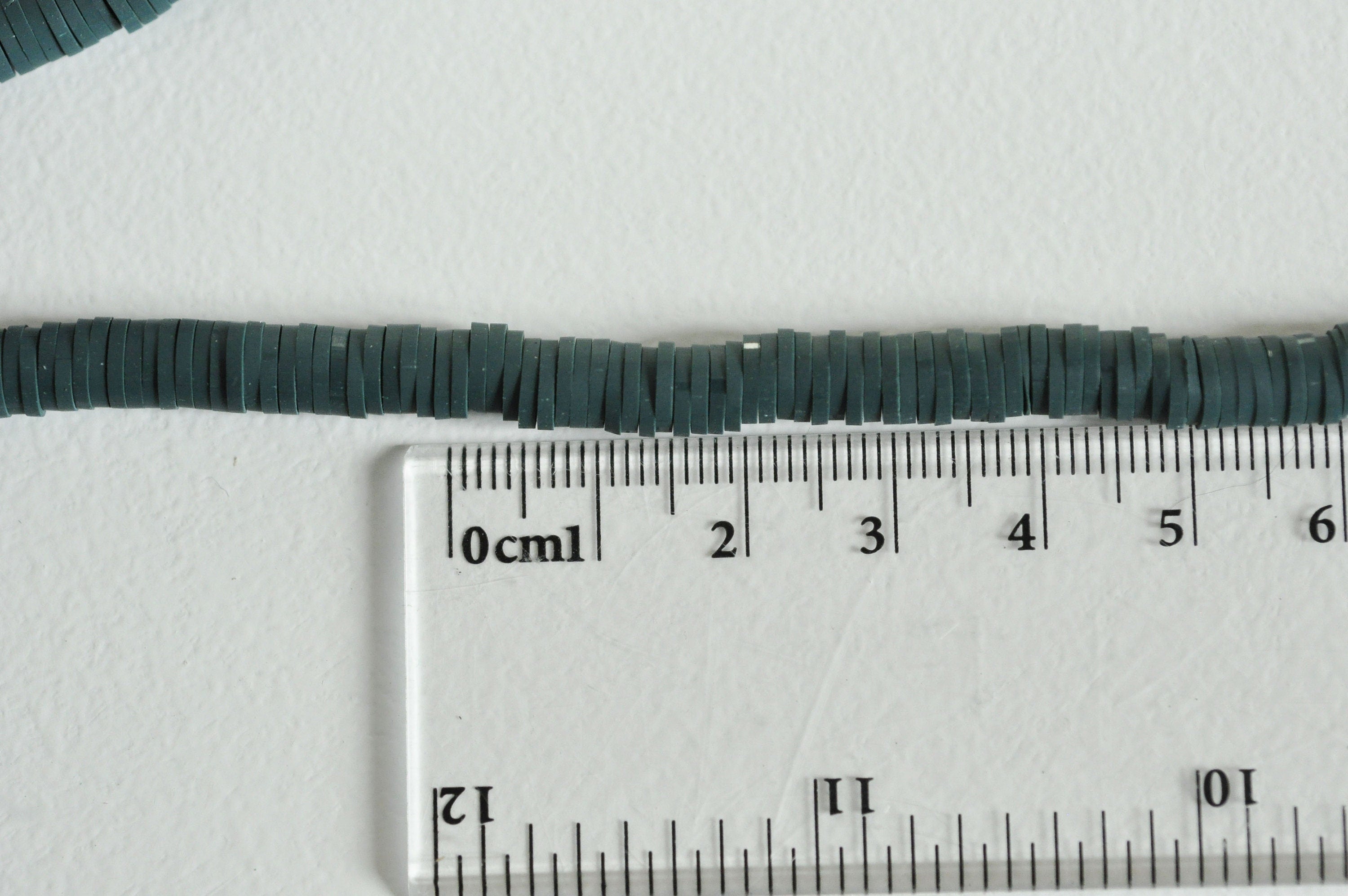 Gingerlily Perles Perles heishi polymère vert foncé 6mm fil