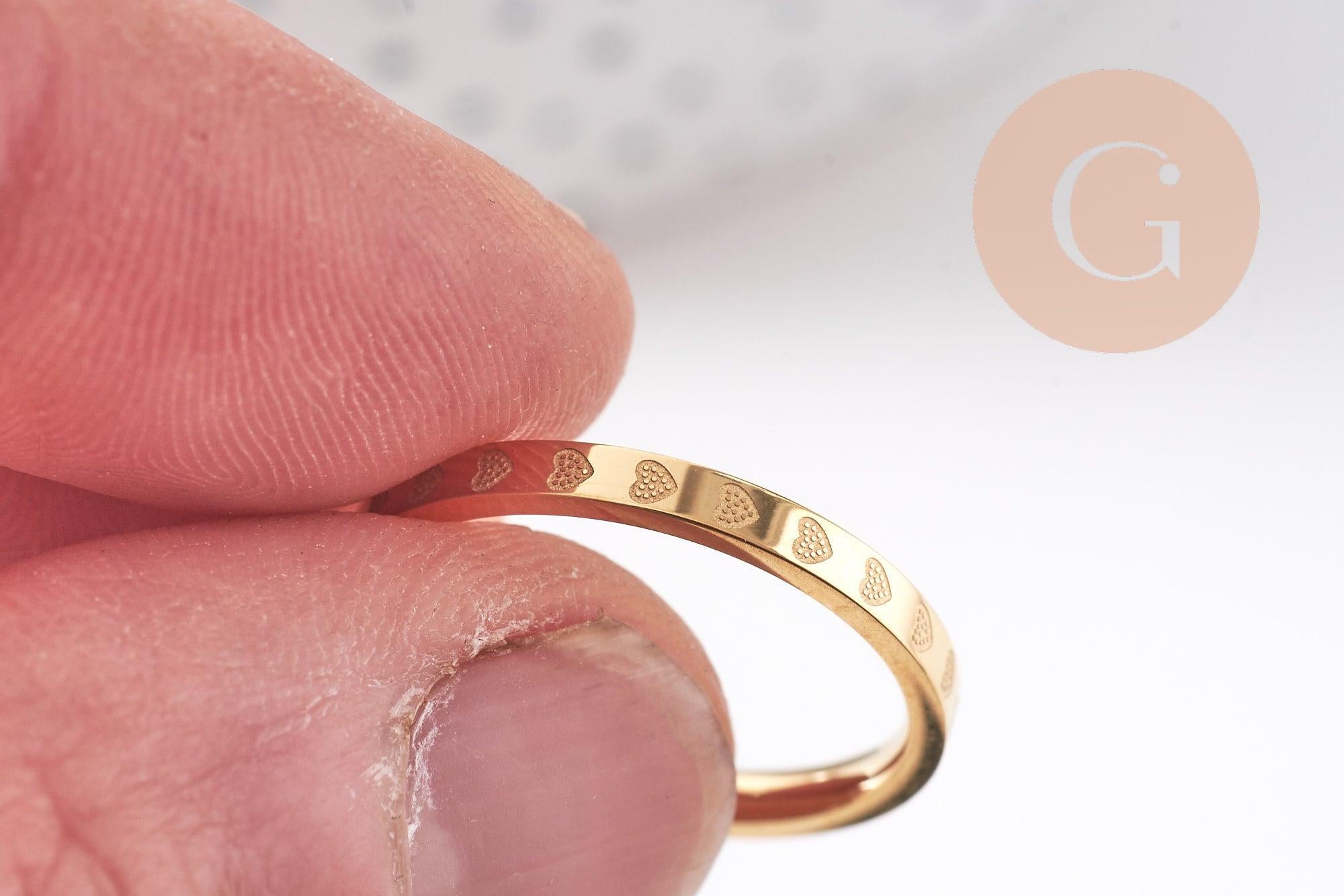 Gingerlily Bague fine alliance coeurs acier doré 2mm taille 8
