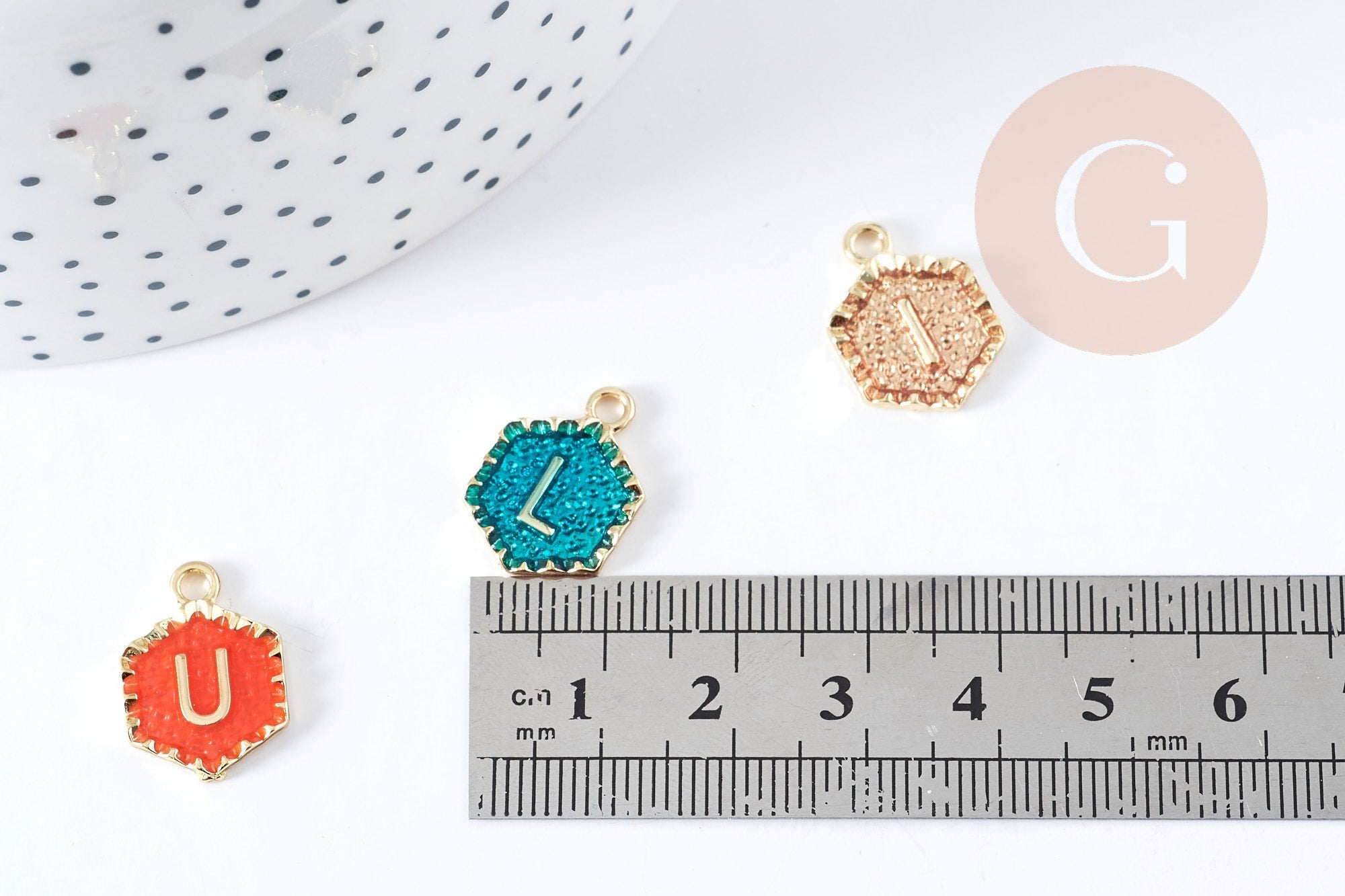 Gingerlily Pendentif hexagone lettre initiale doré x5