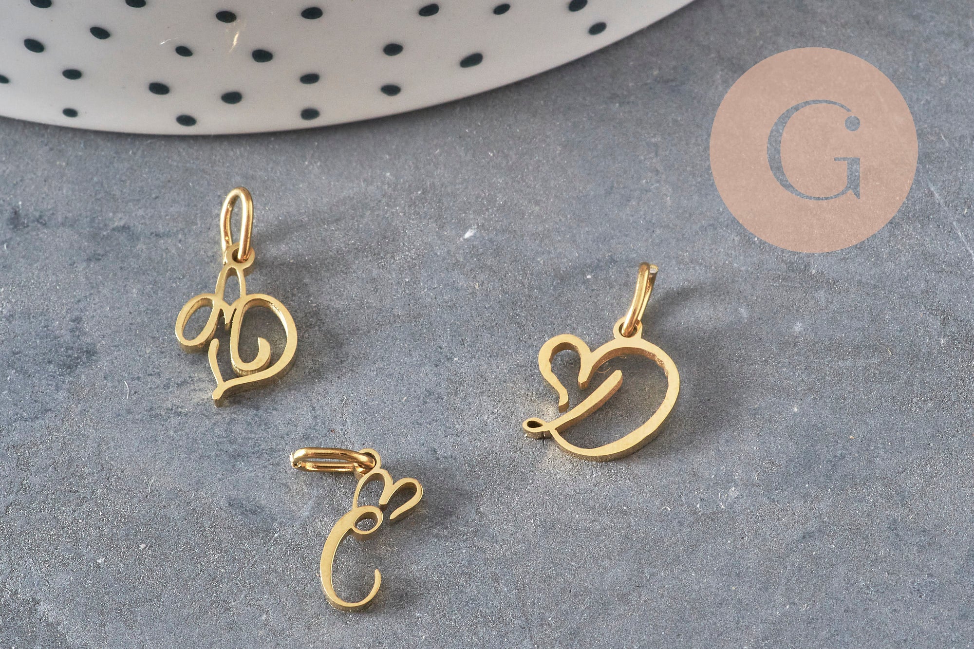 Gingerlily pendentif lettre initiale dorée 12.5mm acier G11372