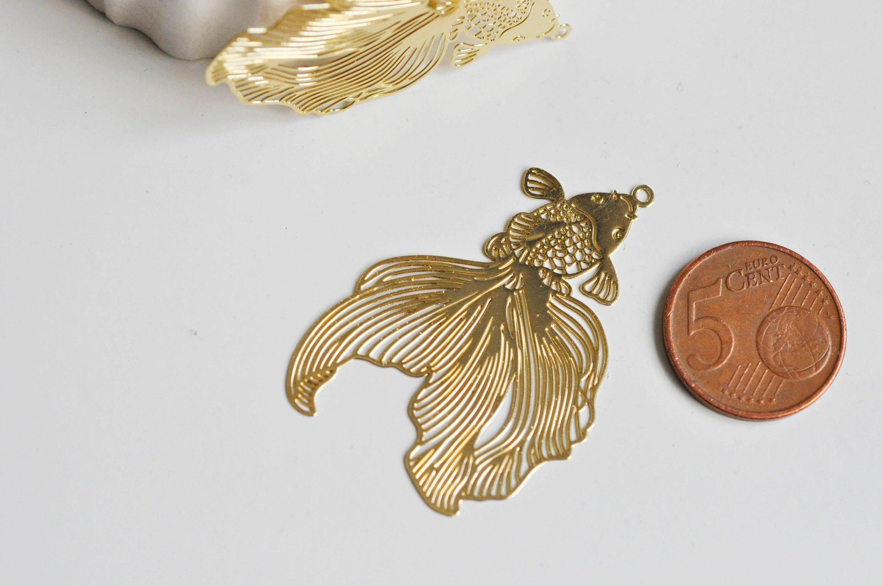 Gingerlily Pendentif estampe poisson japonais doré 49mm x2