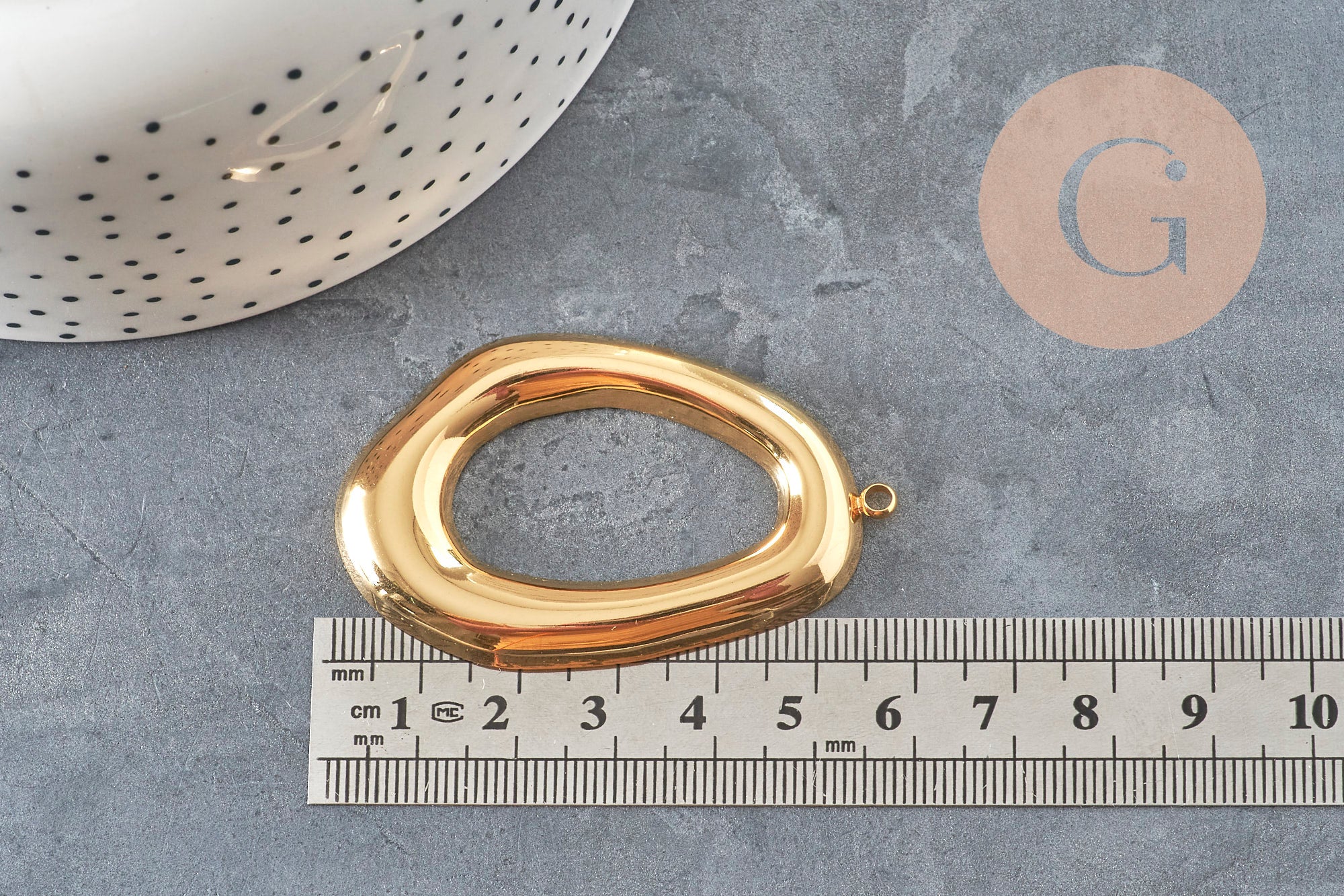 Gingerlily Pendentif ovale ajouré acier doré 58mm
