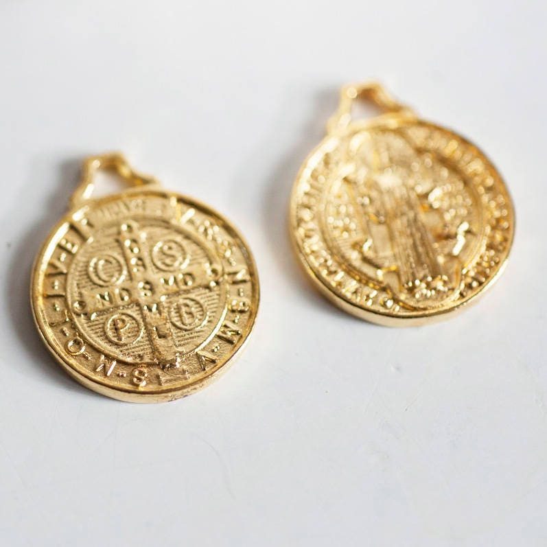 Gingerlily Perles médaille Saint Benoit dorée 21 mm