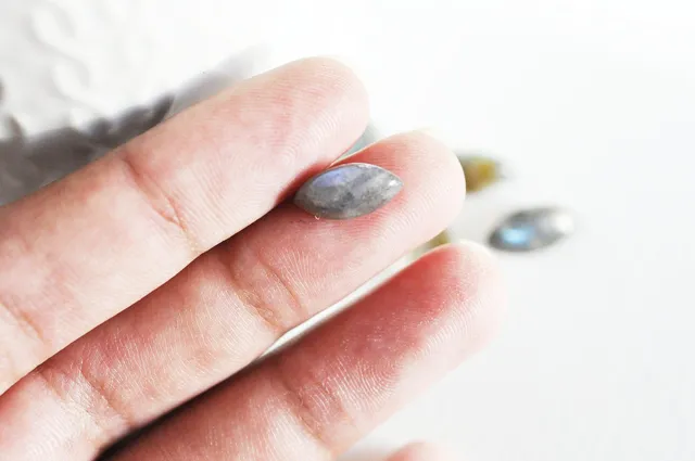 Gingerlily Cabochons G3042 cabochon labradorite navette 14x7mm