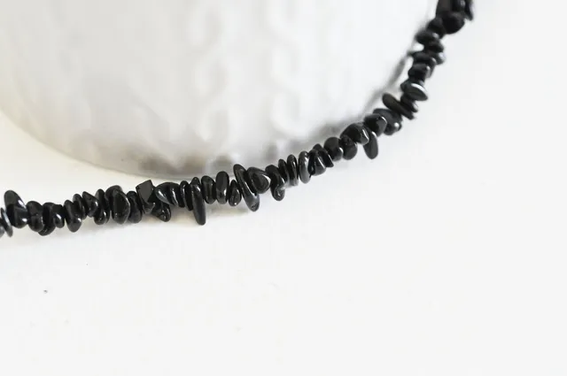 Gingerlily Perles chips tourmaline noire 3-8mm fil 78cm