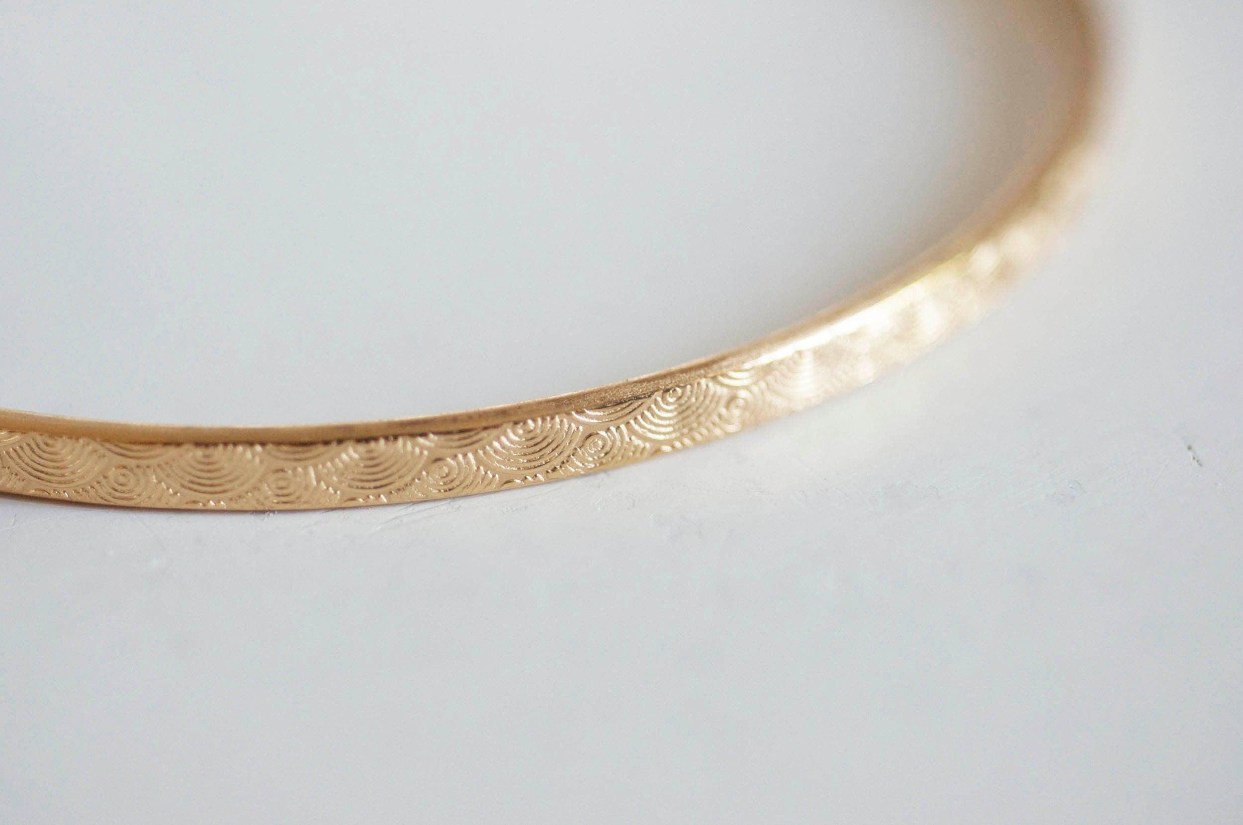 Gingerlily Jonc bracelet acier doré gravé 66mm x1
