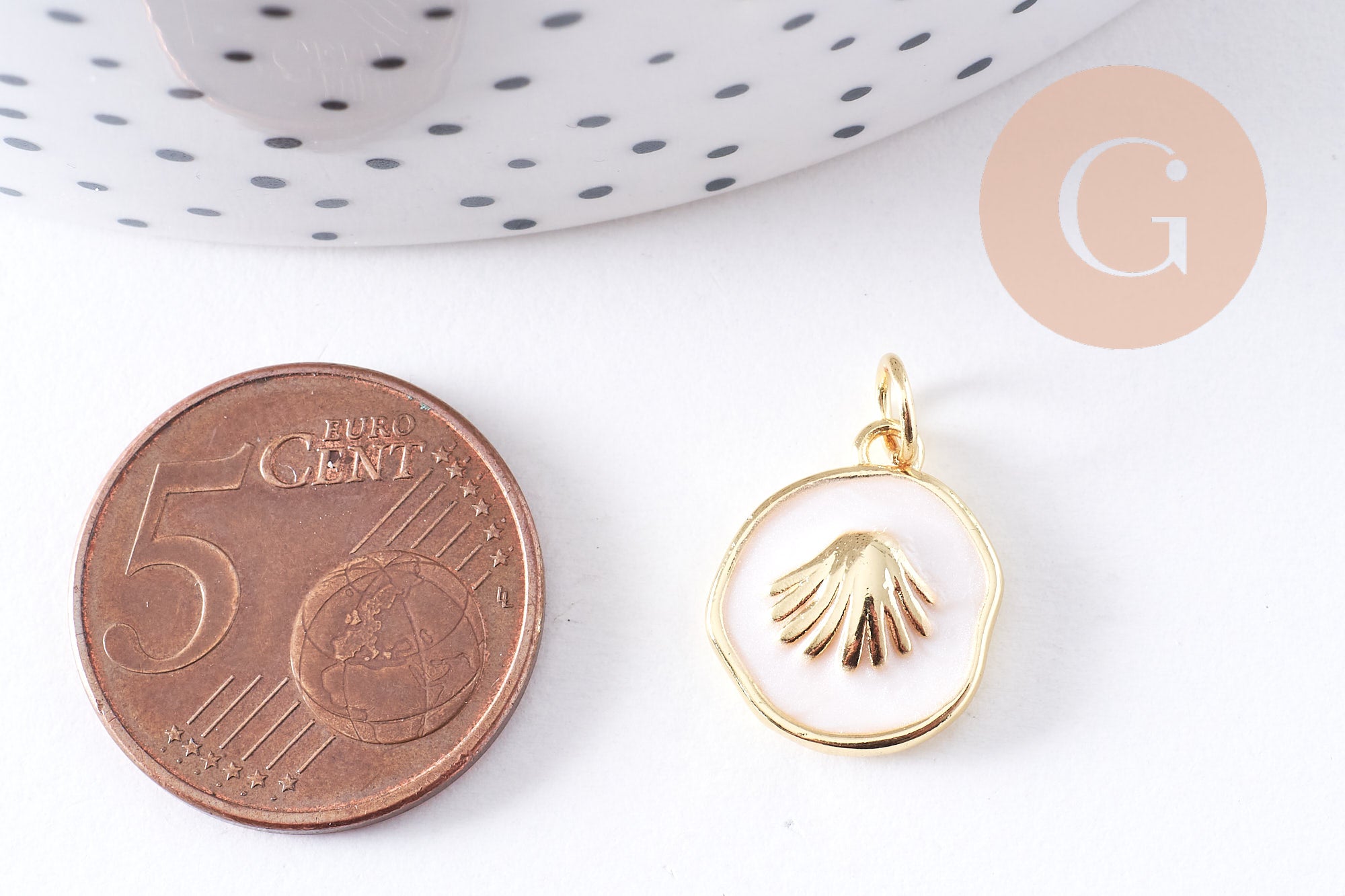 Gingerlily Pendentif médaille coquillage émail blanc 15.5mm