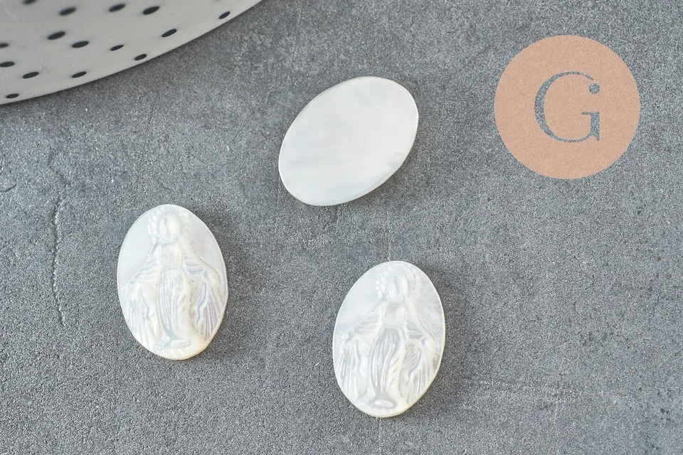 Gingerlily Cabochon ovale nacre Vierge Marie 14x10mm x1