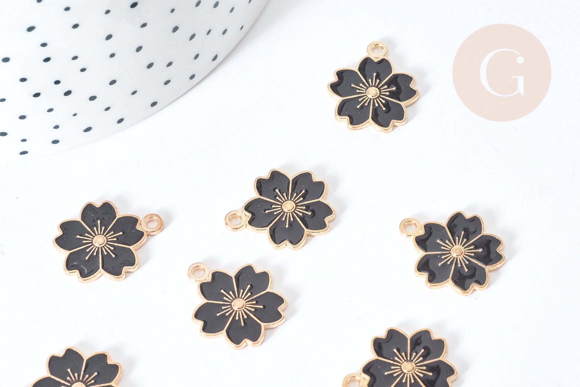 Gingerlily Pendentif fleur zamac doré émail noir 20mm x10 G8090