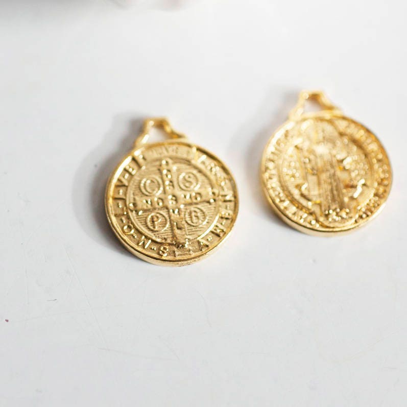 Gingerlily Perles médaille Saint Benoit dorée 21 mm