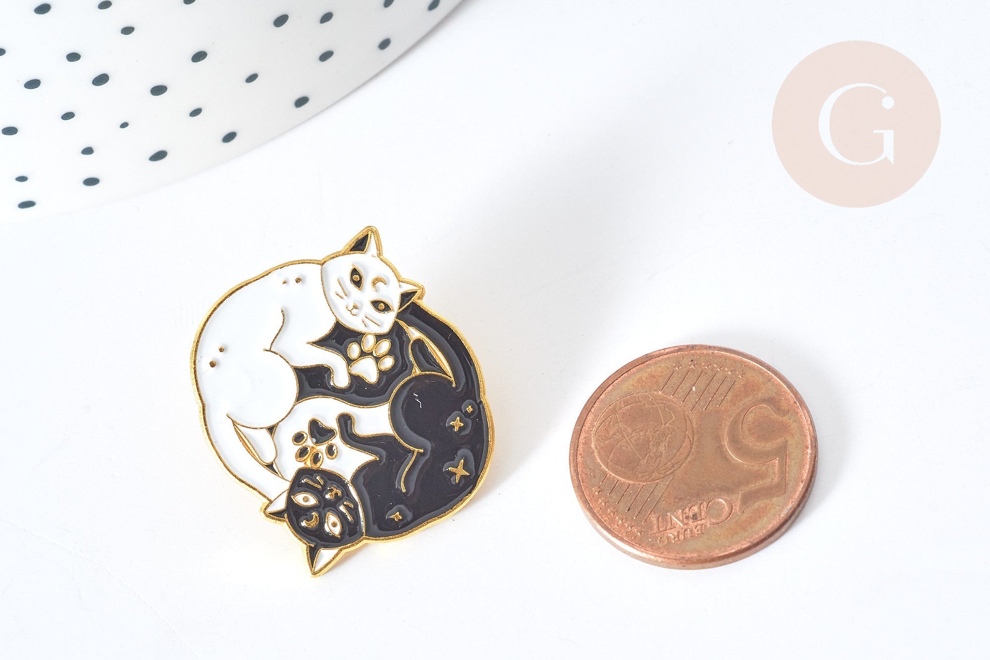 Gingerlily Broche Chat Yin Yang émail blanc noir doré G8132
