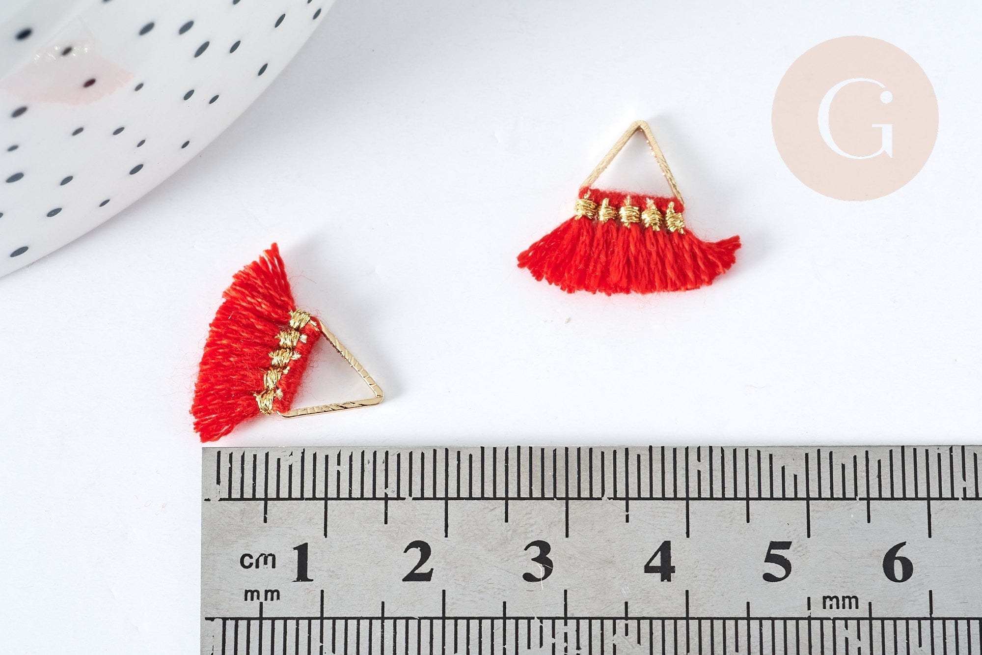 Gingerlily Pendentifs G8218 triangle pompon rouge 15mm breloque x1