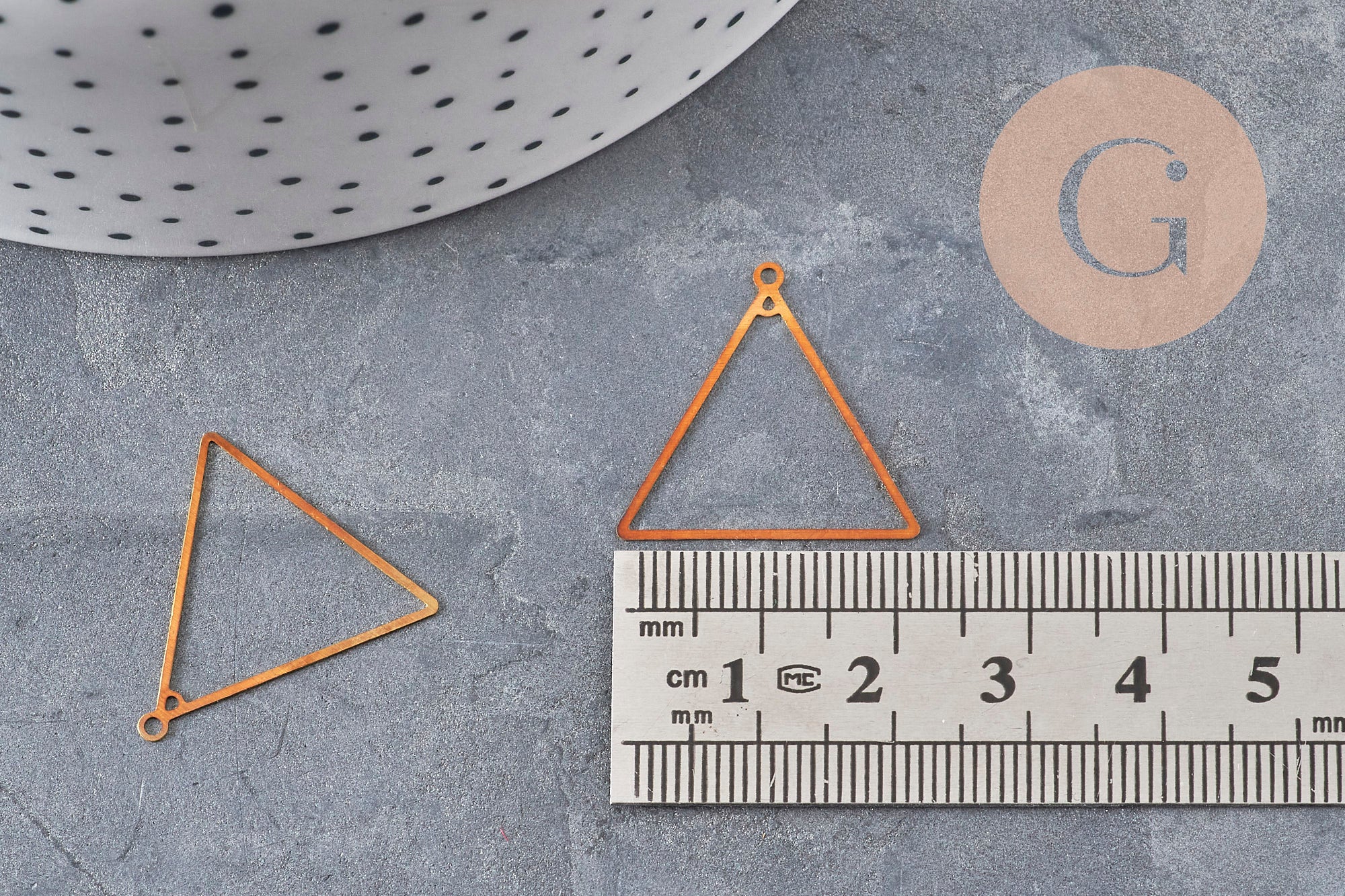 Gingerlily Pendentifs triangle évidé laiton brut 22mm x4