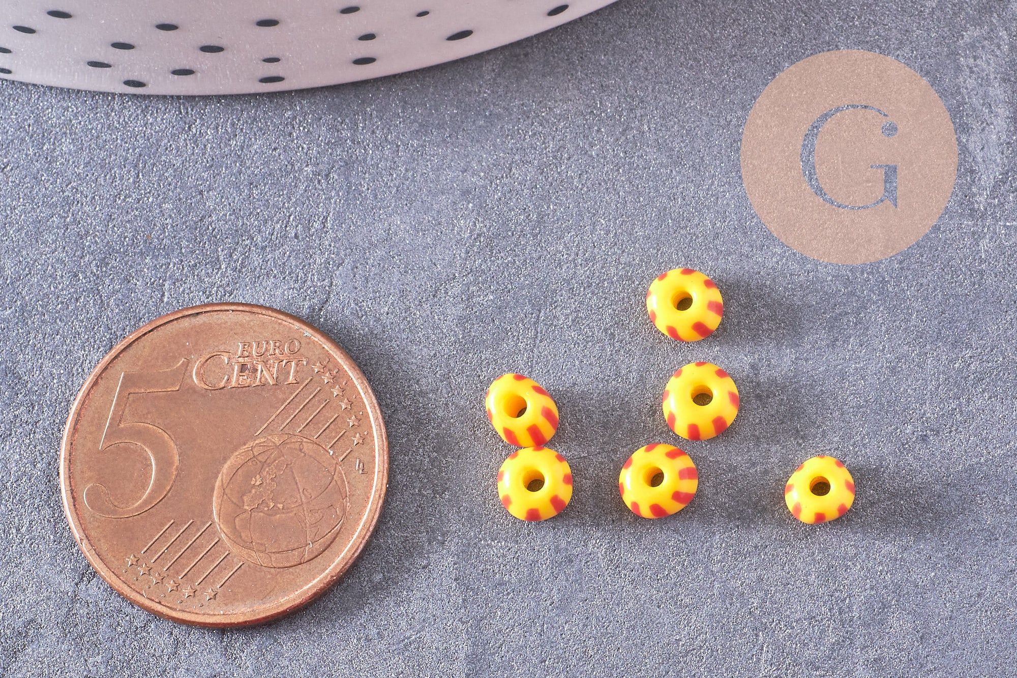 Gingerlily Perles rocaille verre rayé jaune rouge 3x4.5mm 10g