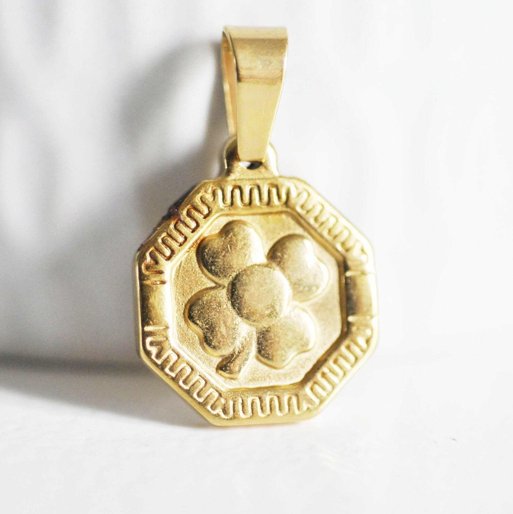 Gingerlily Pendentif médaille trèfle doré 18mm G3061