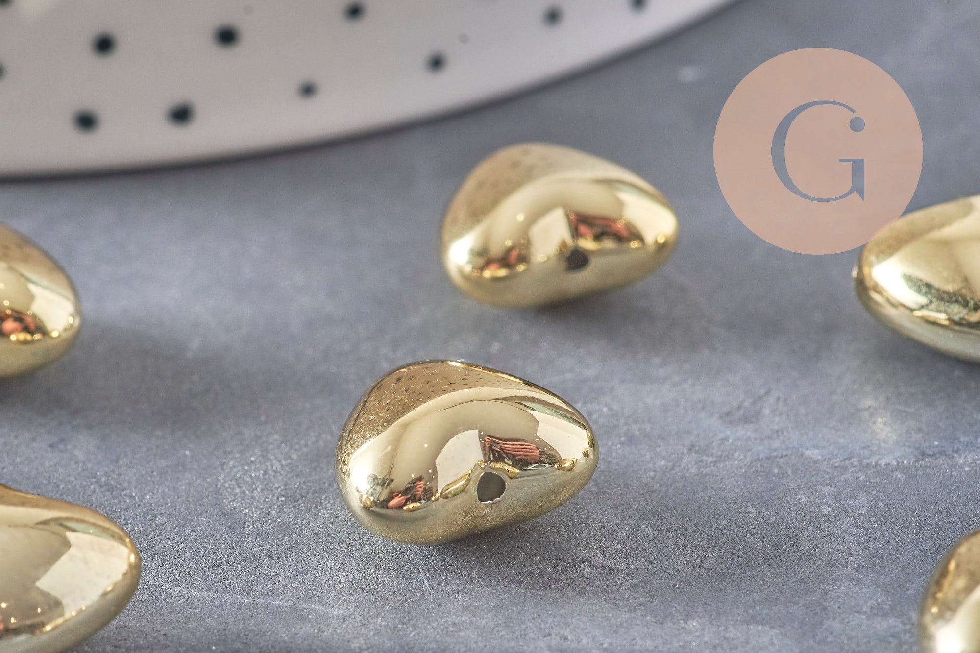 Gingerlily Perles cœur bombé doré 13x15mm x10 plastique