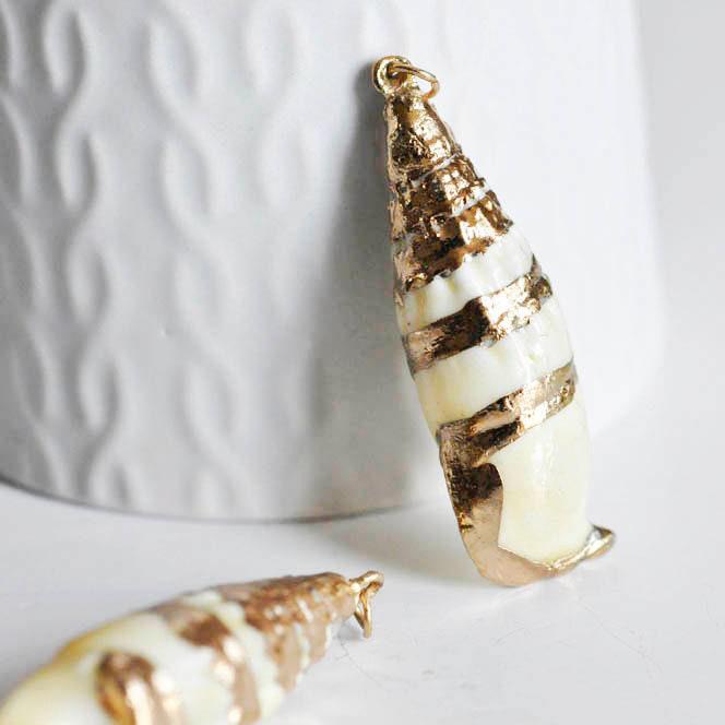 Gingerlily Perles G667 pendentif coquillage doré 40mm naturel