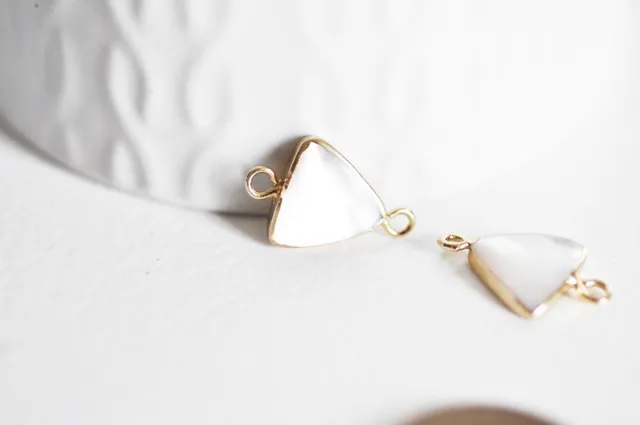 Gingerlily pendentif triangle nacre blanche doré 19mm