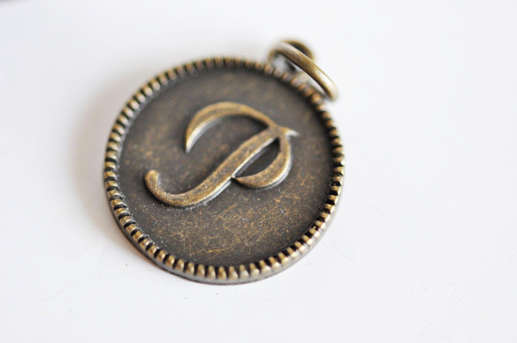 Gingerlily Pendentif médaille lettre P bronze 21mm G1115