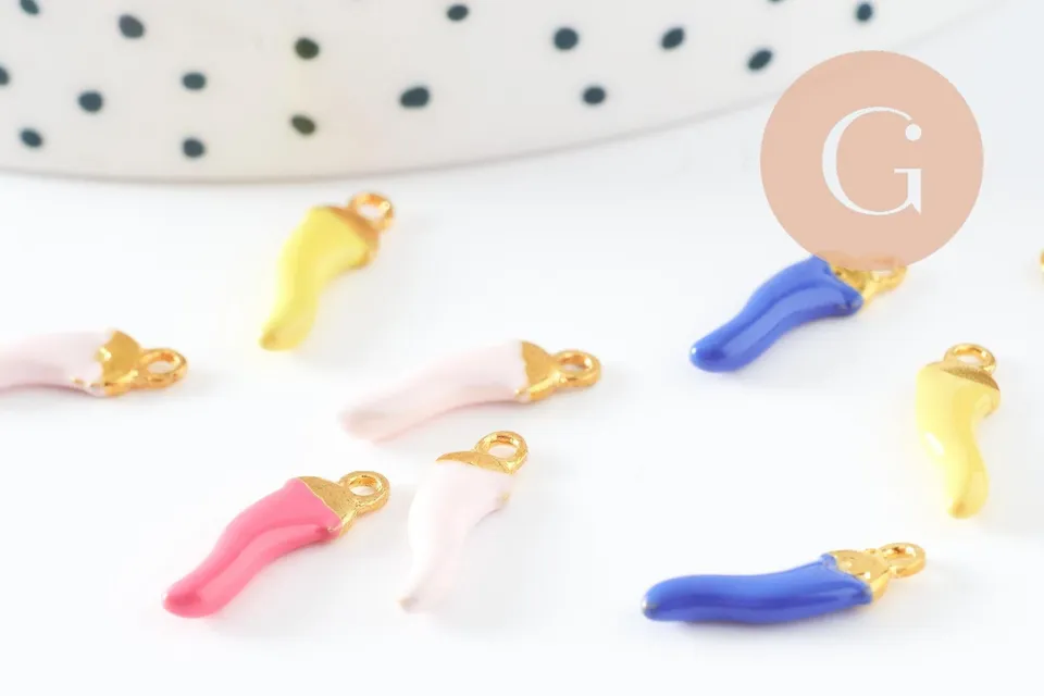 Gingerlily Pendentif piment émail multicolore doré 14,5 mm x5