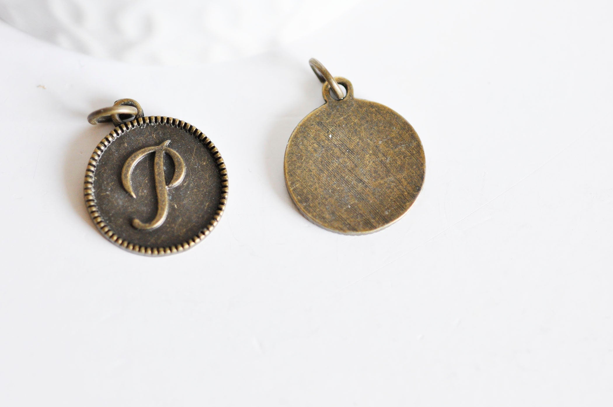Gingerlily Pendentif médaille lettre P bronze 21mm G1115