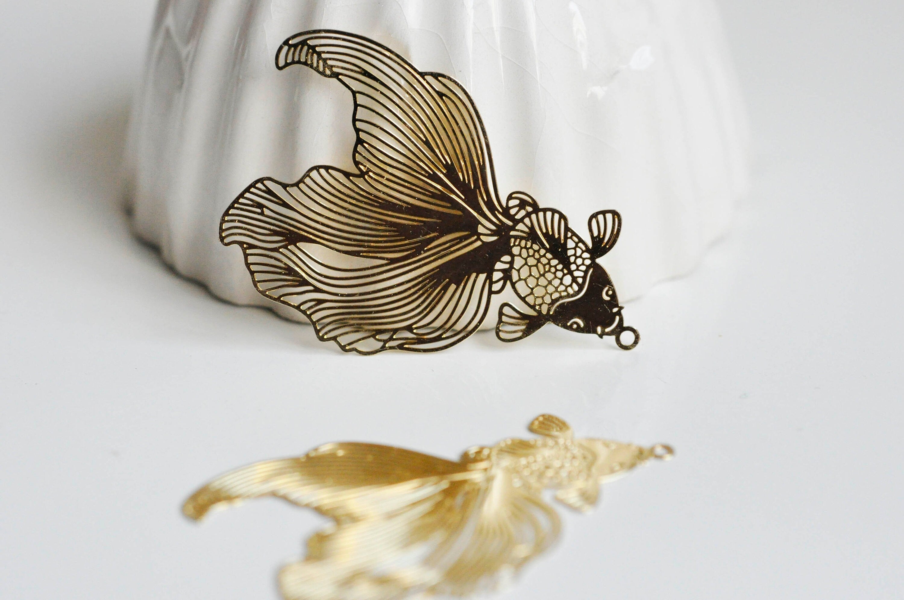 Gingerlily Pendentif estampe poisson japonais doré 49mm x2