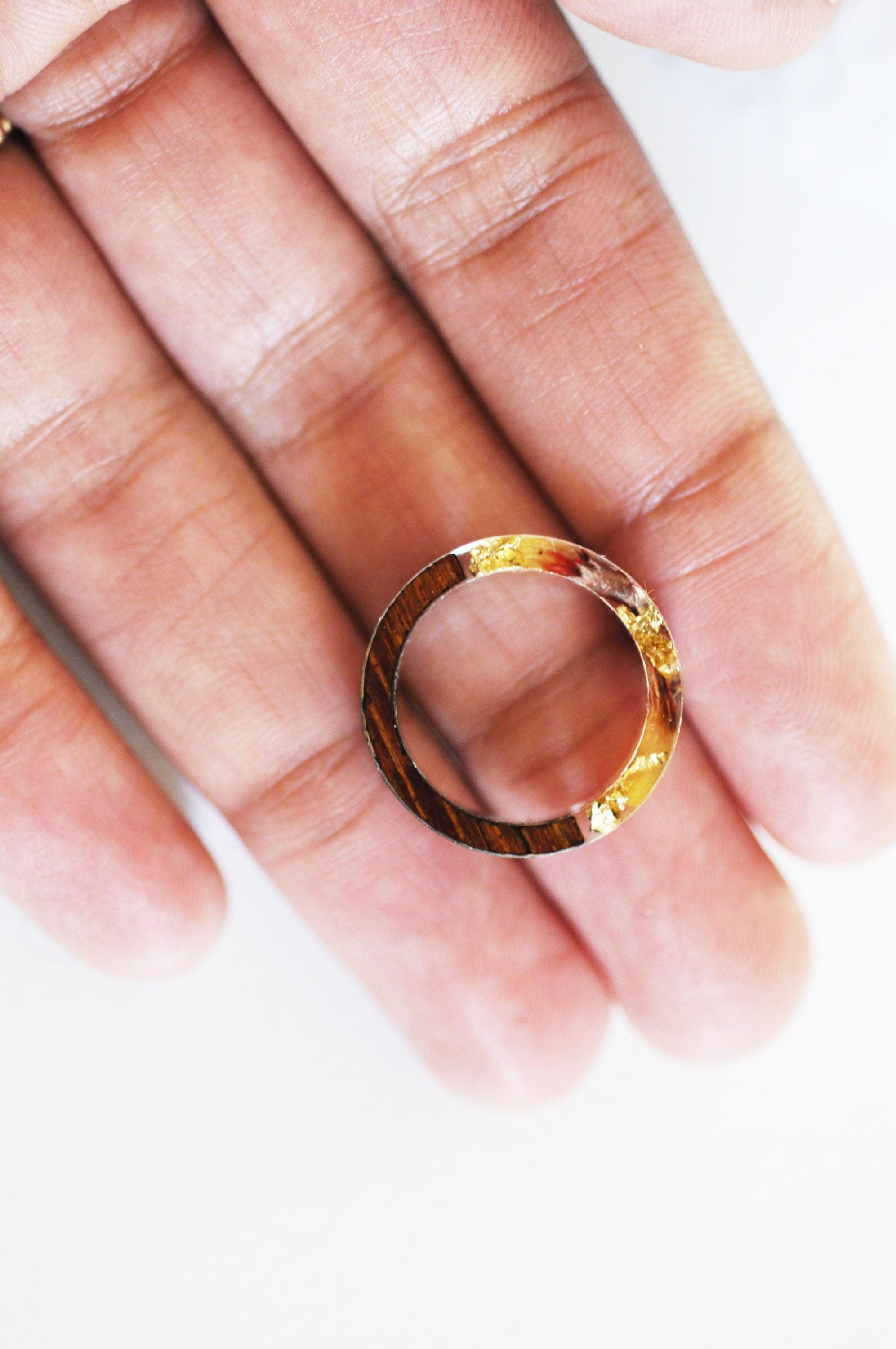 Gingerlily Bague ébène résine fleur jaune 17.5mm x1